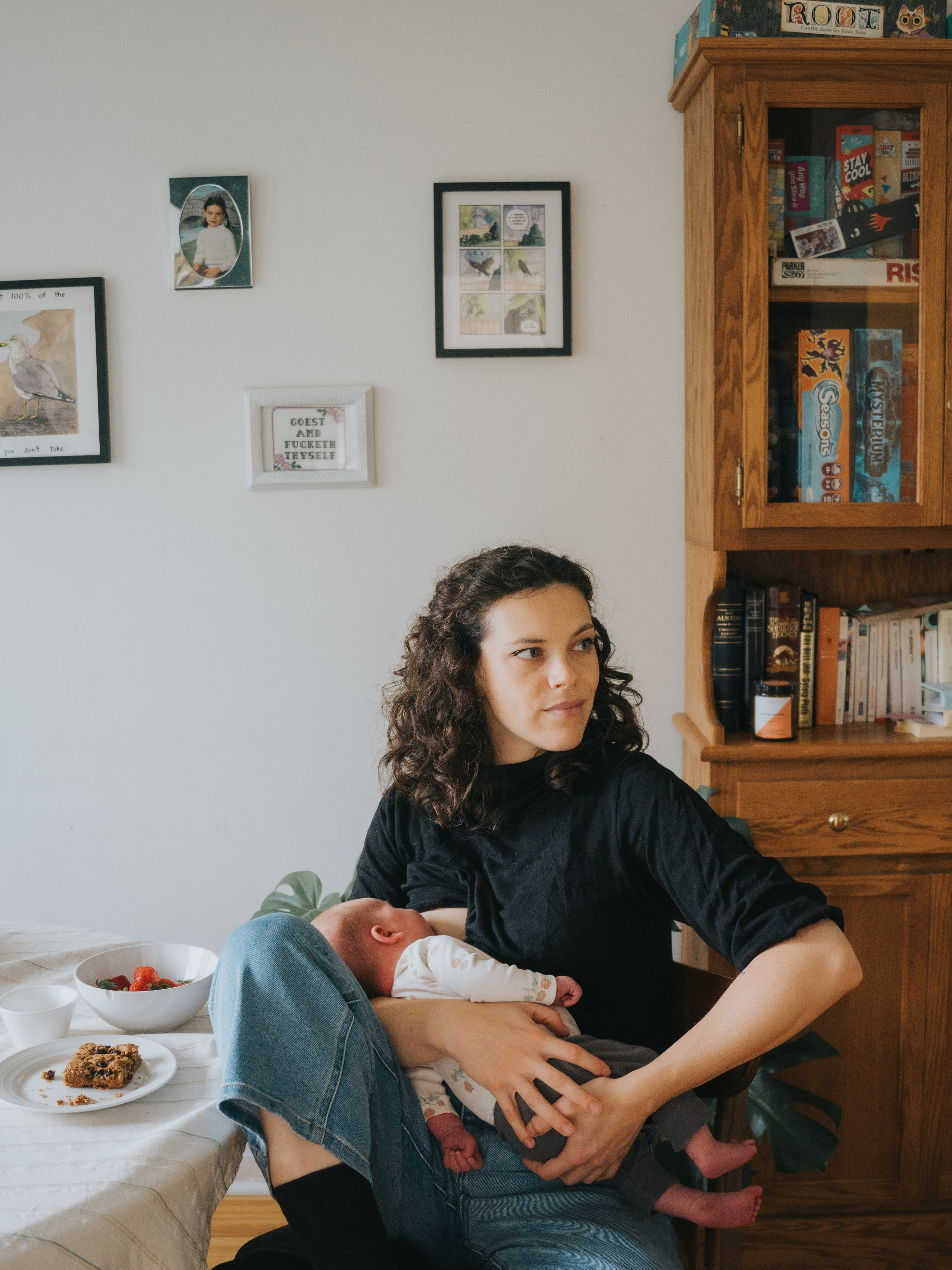 Femme qui allaite un nouveau-né dans son salon.