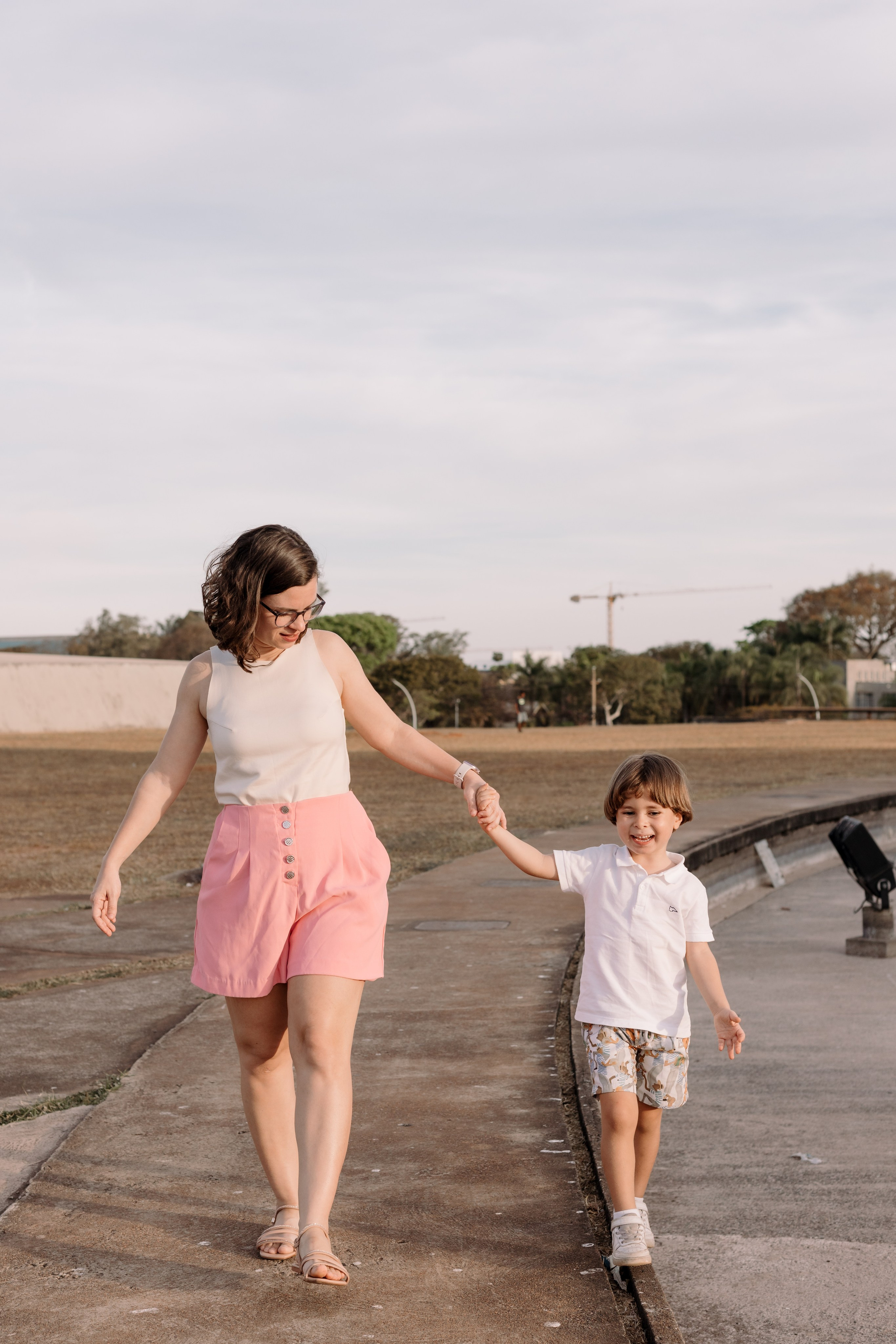 foto mãe e filho na catedral de brasília