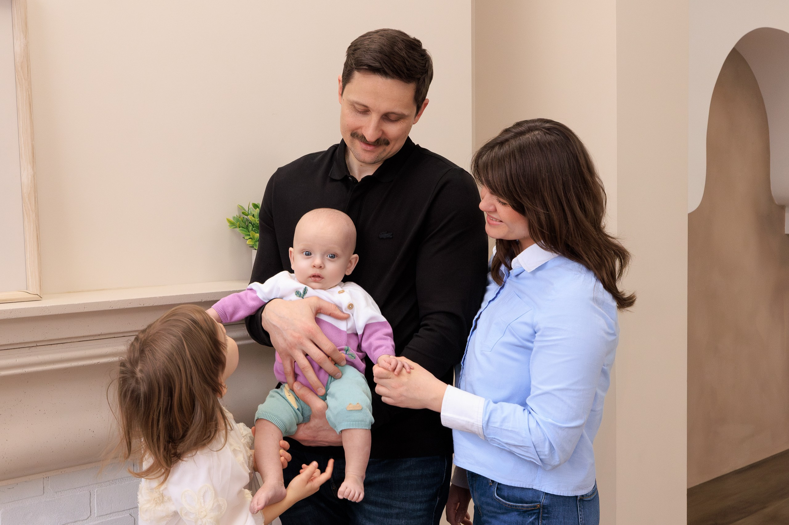 Mihaela Ruslan’s family moments. Je suis photographe portraitiste et je réalise des portraits à toutes les étapes de votre vie! Bienvenue dans mon studio à Westmount, Qc