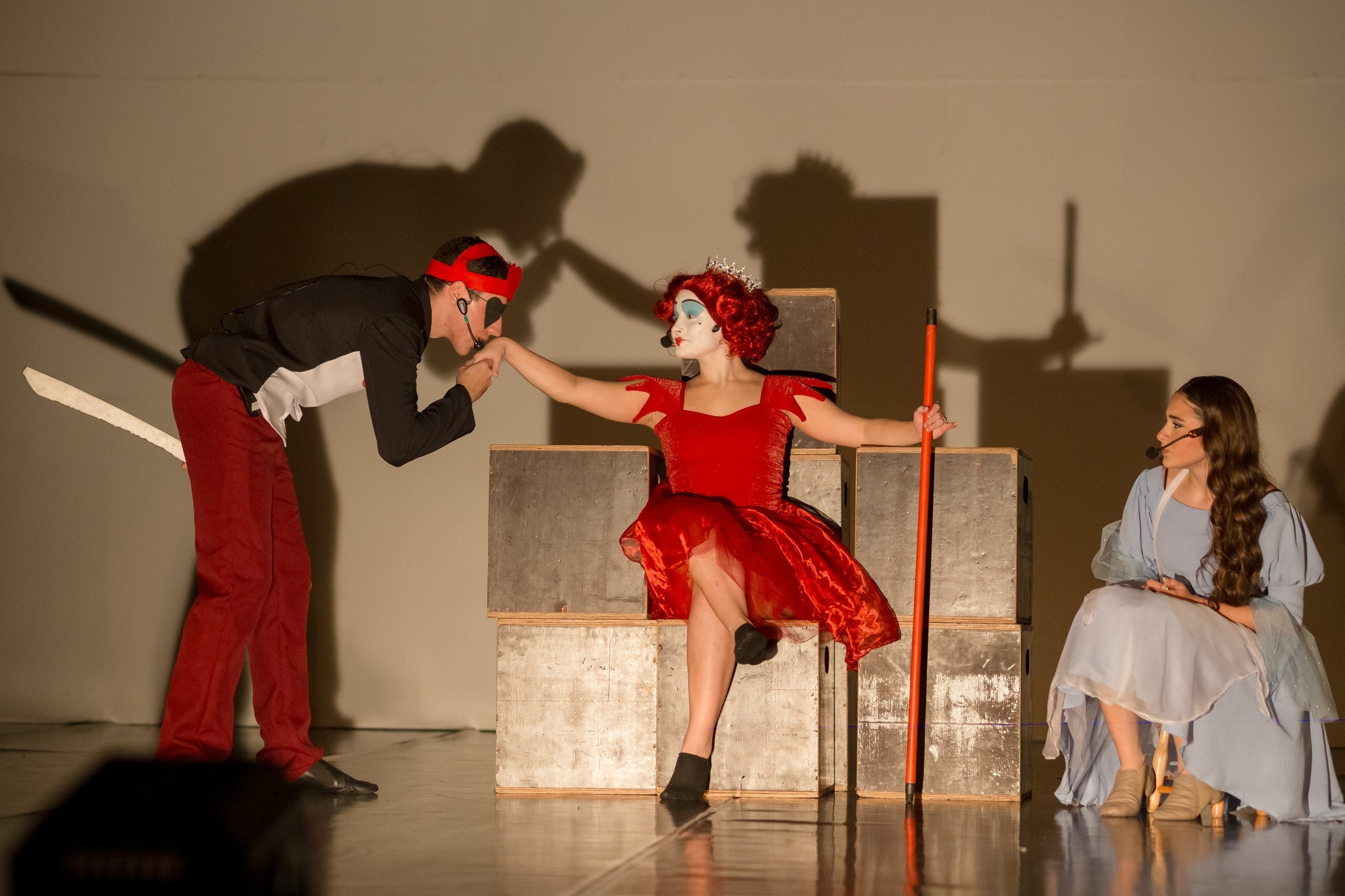 Fotografia de Espetáculo Teatral Alice no País das Maravilhas do grupo de dança Recriarte