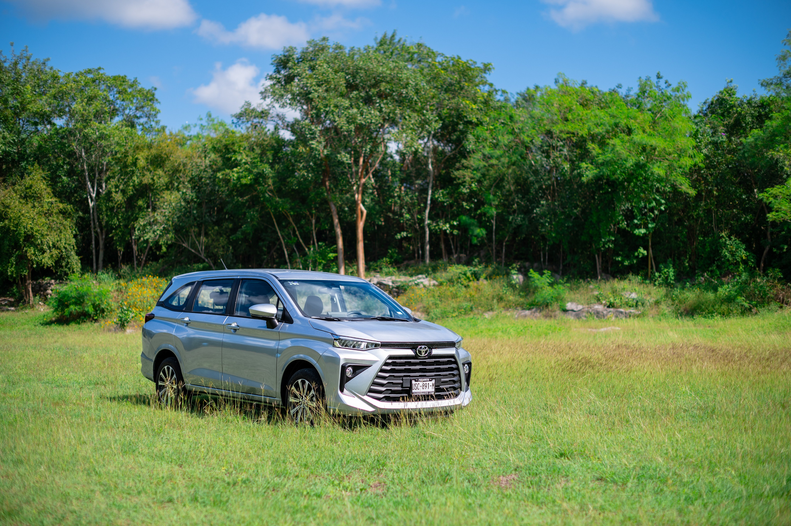 Автомобильная фотосъемка Toyota Avanza в Плая-дель-Кармен. ФОТОГРАФ МЕКСИКА КИНТАНА-РОО