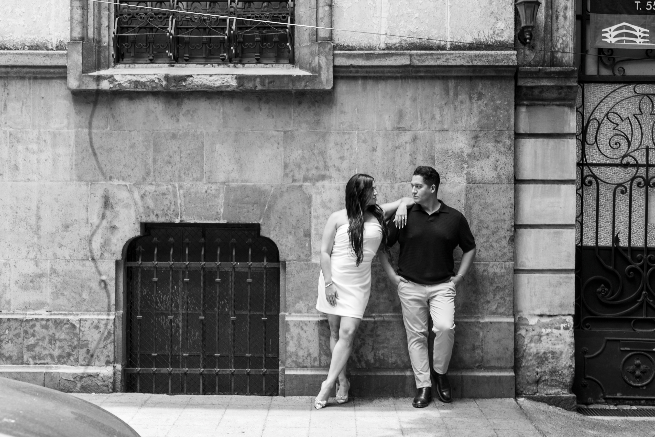 Pareja recién comprometida en Polanco Ciudad de México - fotógrafa de compromiso CDMX