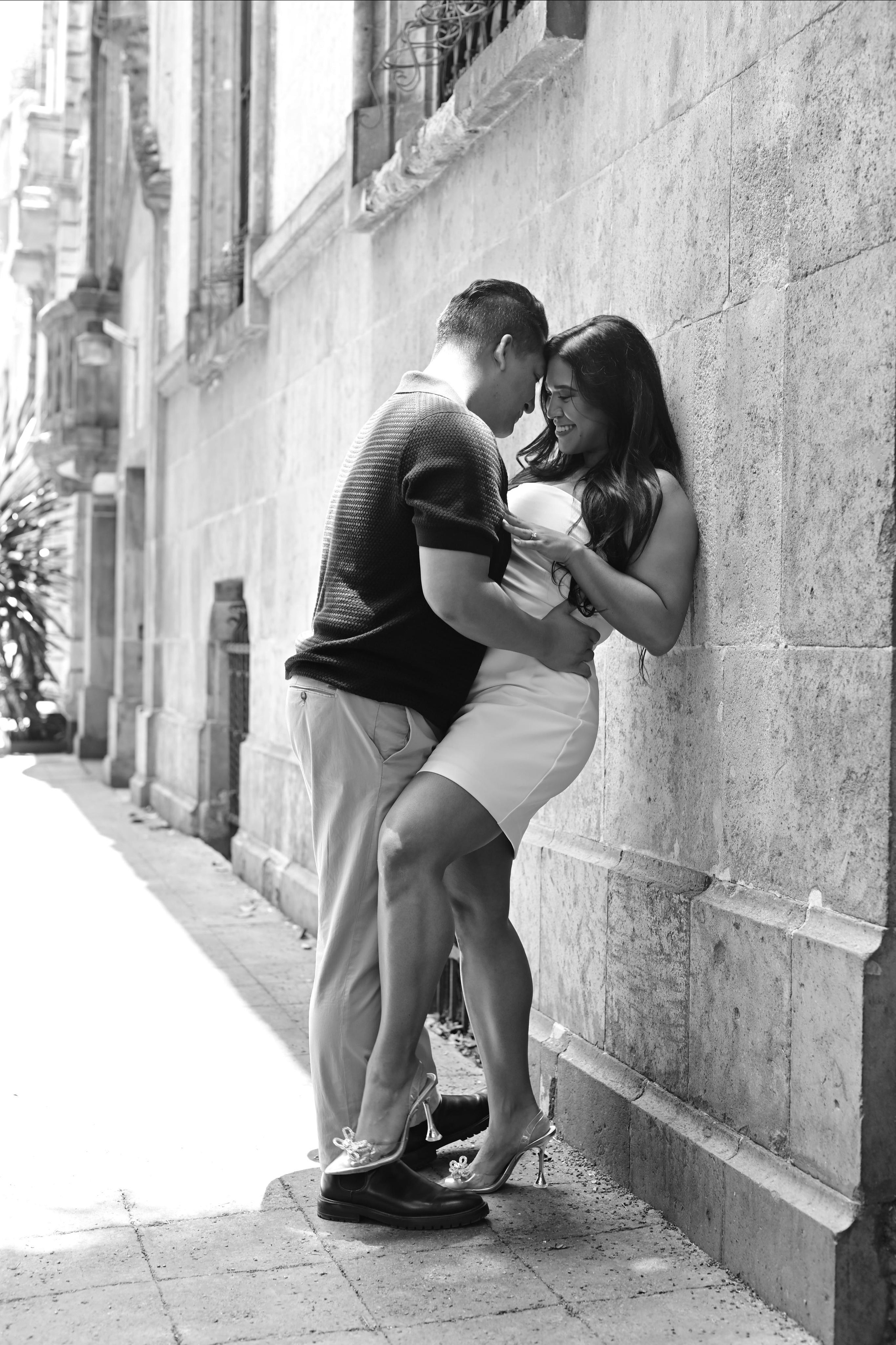Retrato íntimo de pareja con luz natural Ciudad de México - fotógrafa de historias de amor CDMX