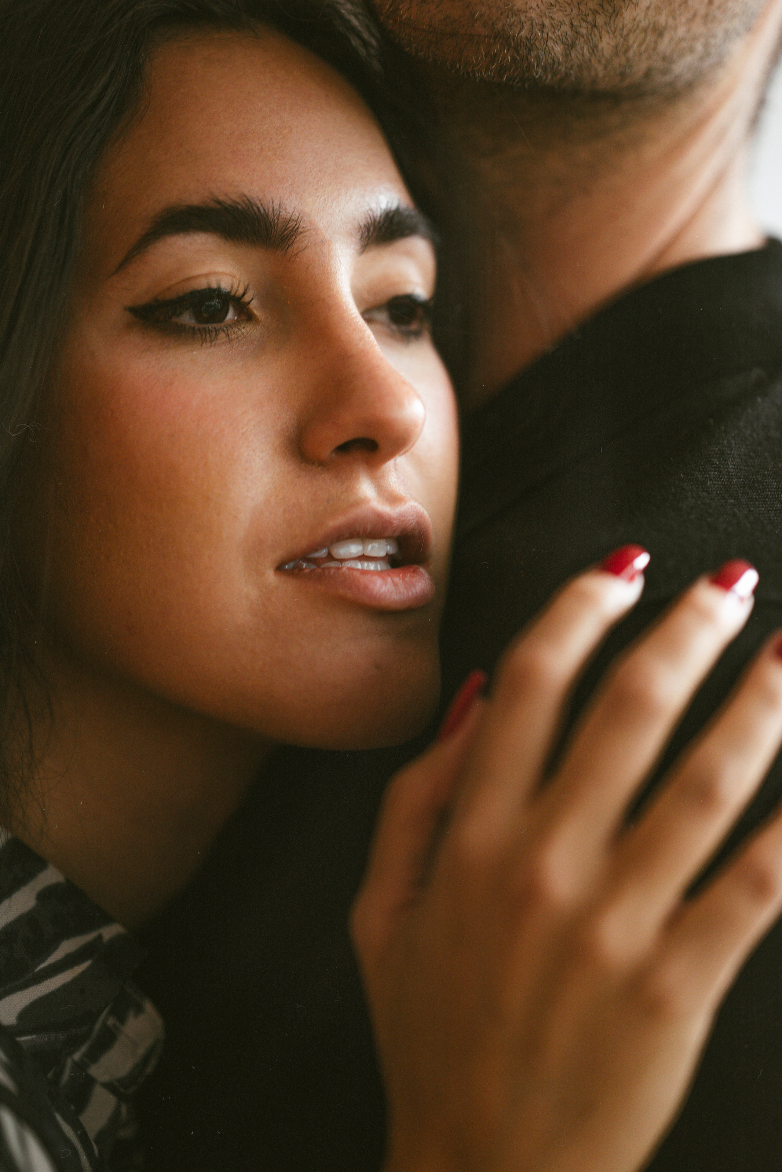 Pareja riendo juntos en exteriores - fotógrafa de historias de amor CDMX