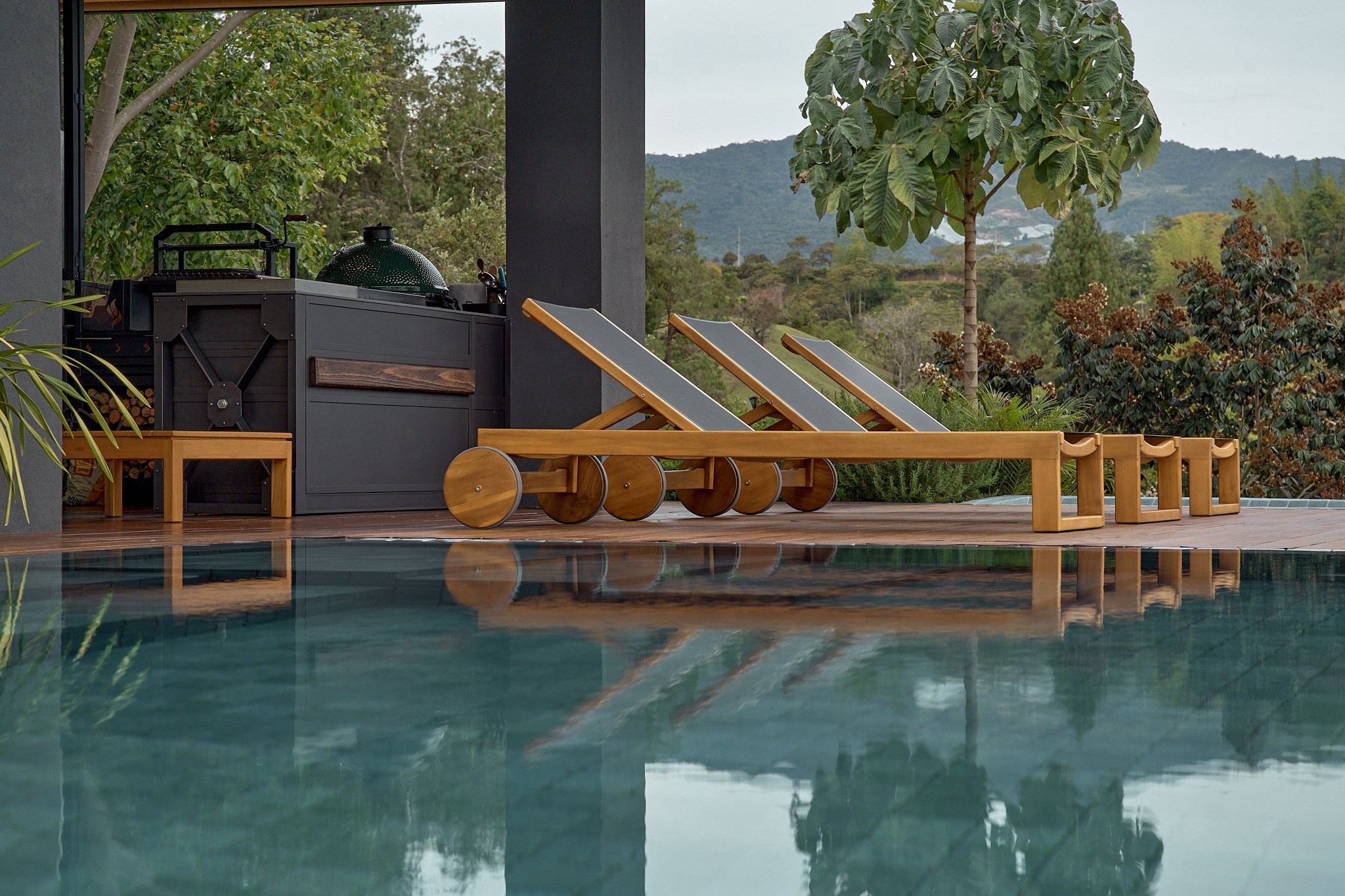 Silla asoleadoras en piscina de casa Koi Spa en Gauatapé Antioquia Colombia