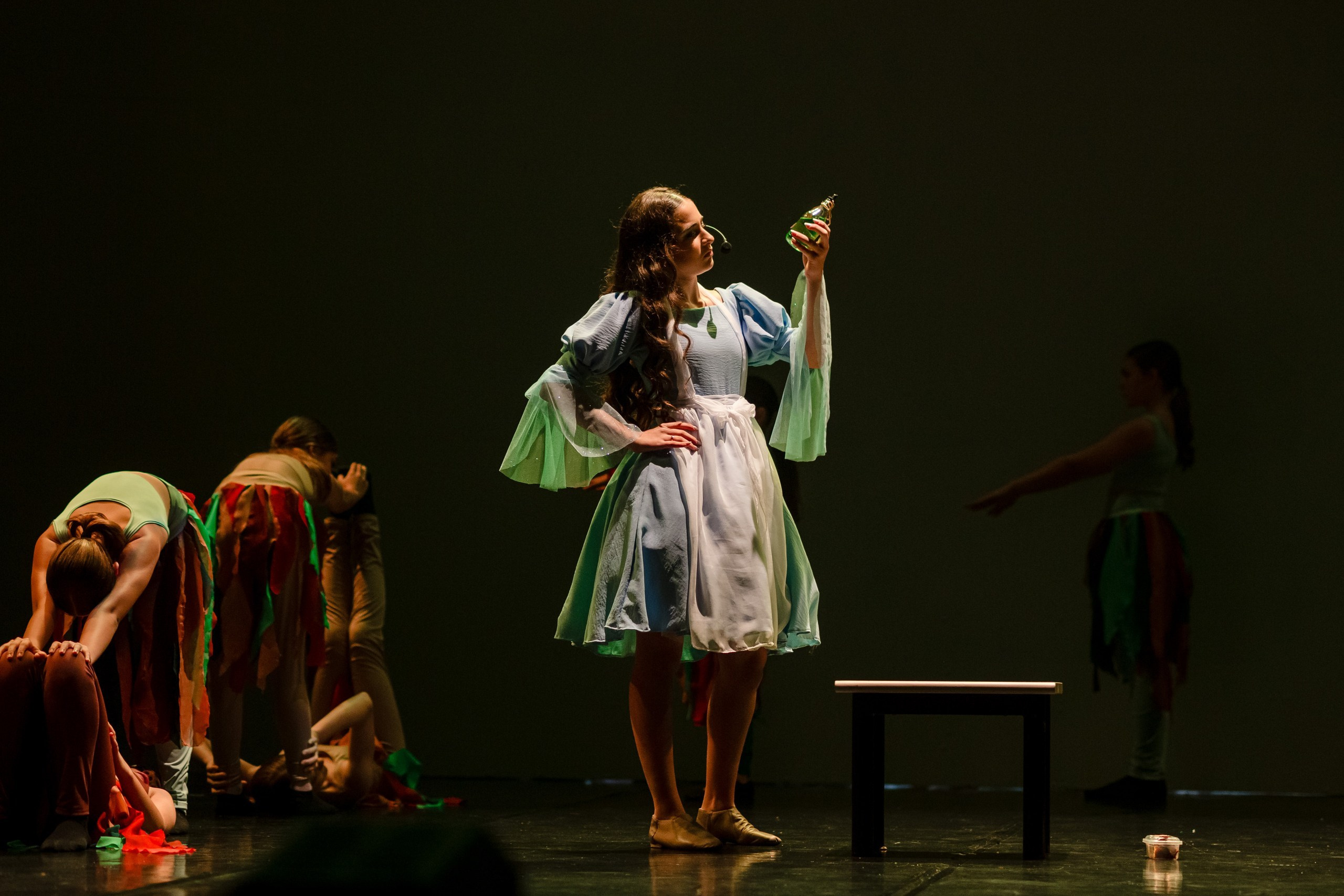 Fotografia de Espetáculo Teatral Alice no País das Maravilhas do grupo de dança Recriarte