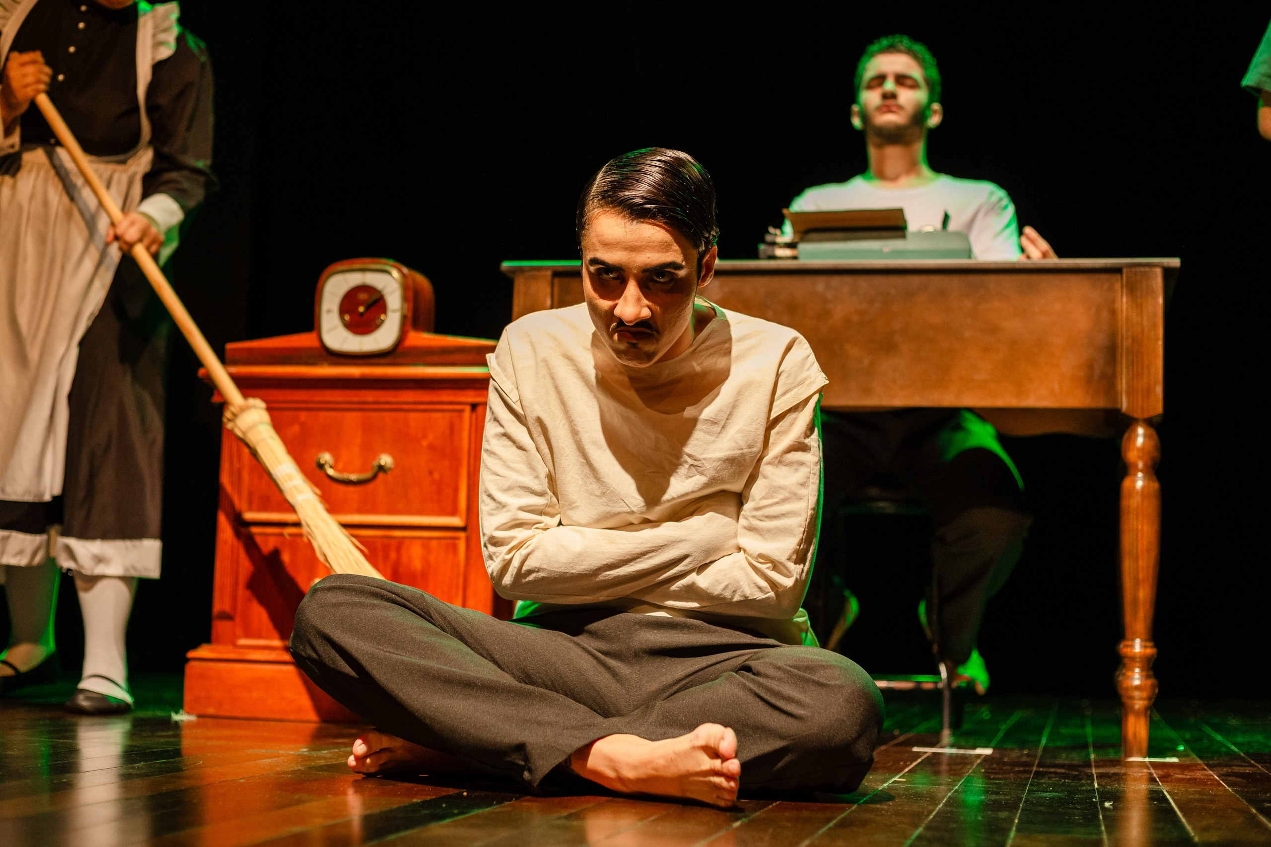 Fotografia de espetáculo teatral O Alienista do grupo de teatro Anchieta Arte Cênica