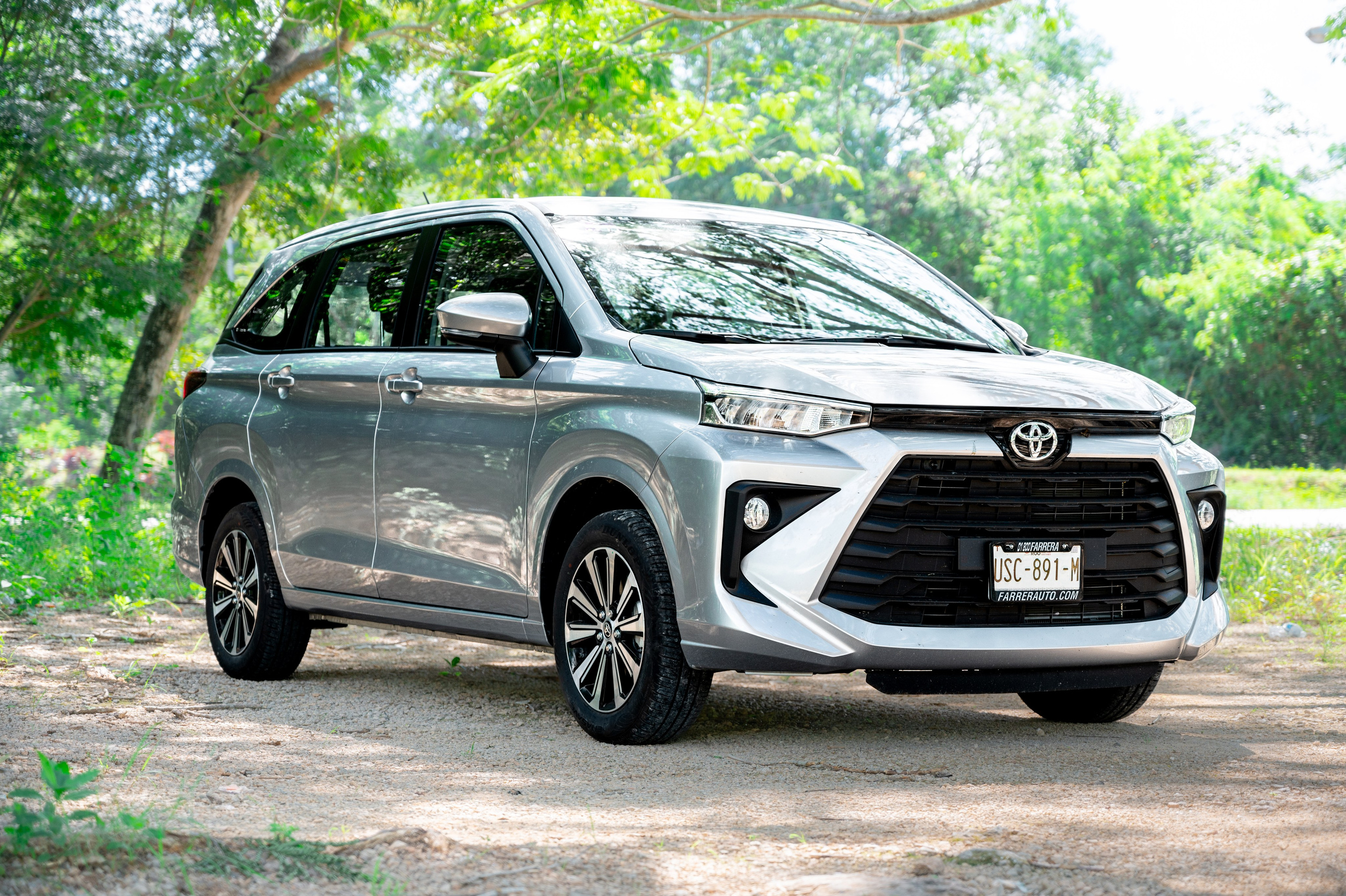 Автомобильная фотосъемка Toyota Avanza в Плая-дель-Кармен. ФОТОГРАФ МЕКСИКА КИНТАНА-РОО