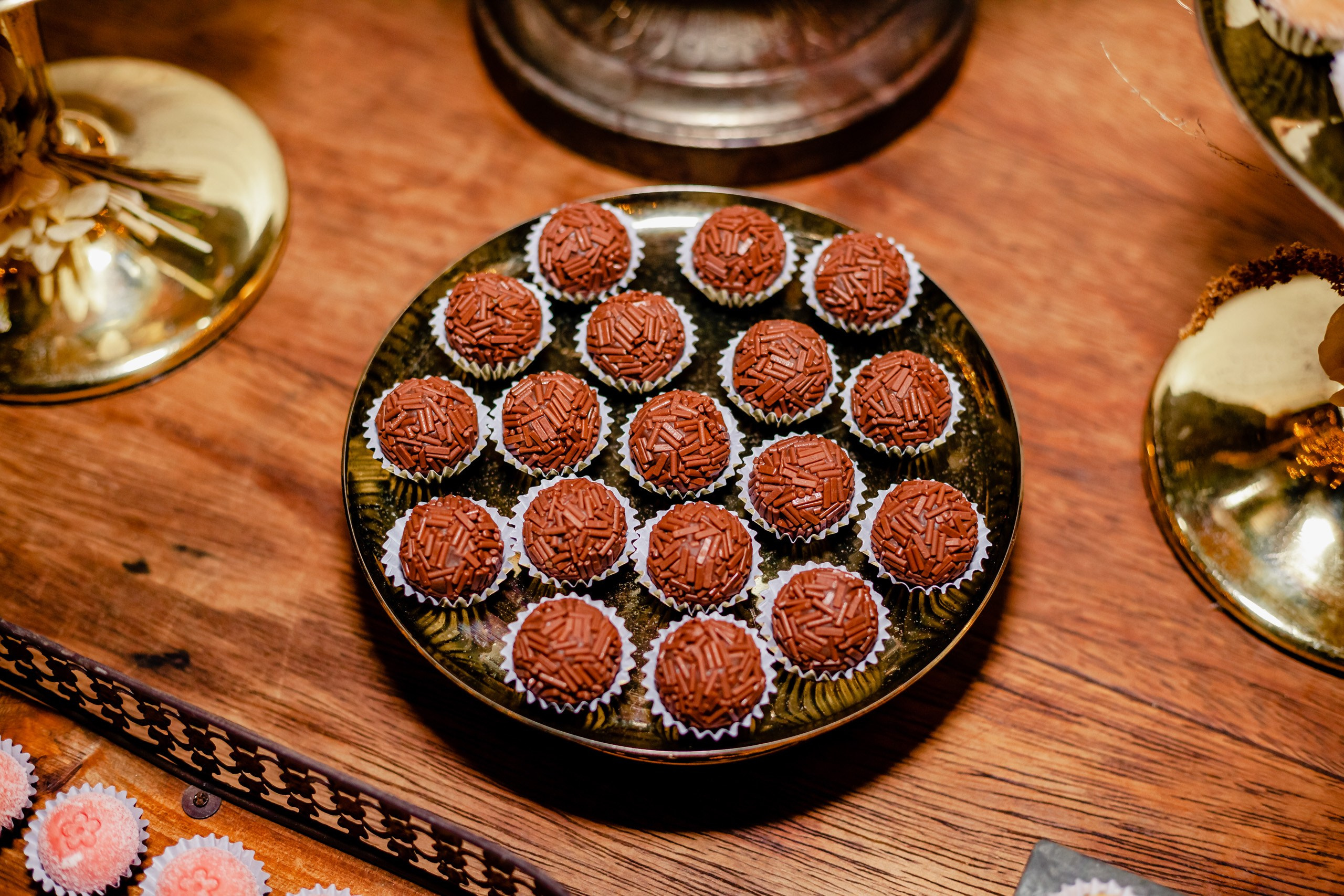 Fotógrafo festa de aniversário em Itajaí; detalhe de prato com brigadeiros tradicionais dispostos na mesa de doces da festa.
