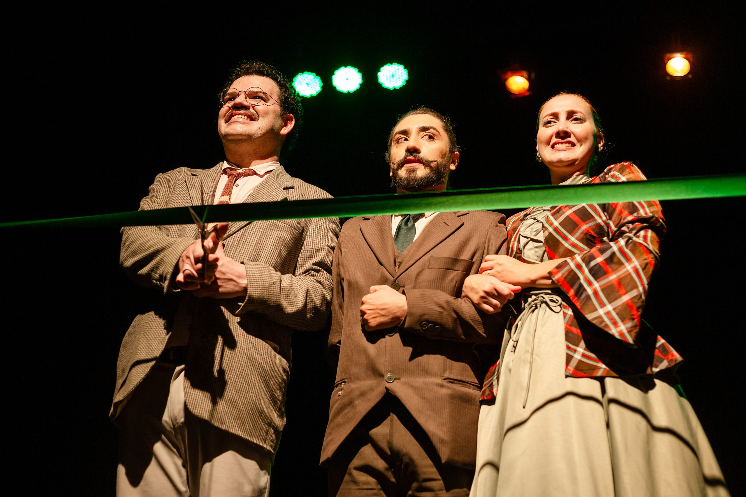 Fotografia de espetáculo teatral O Alienista do grupo de teatro Anchieta Arte Cênica