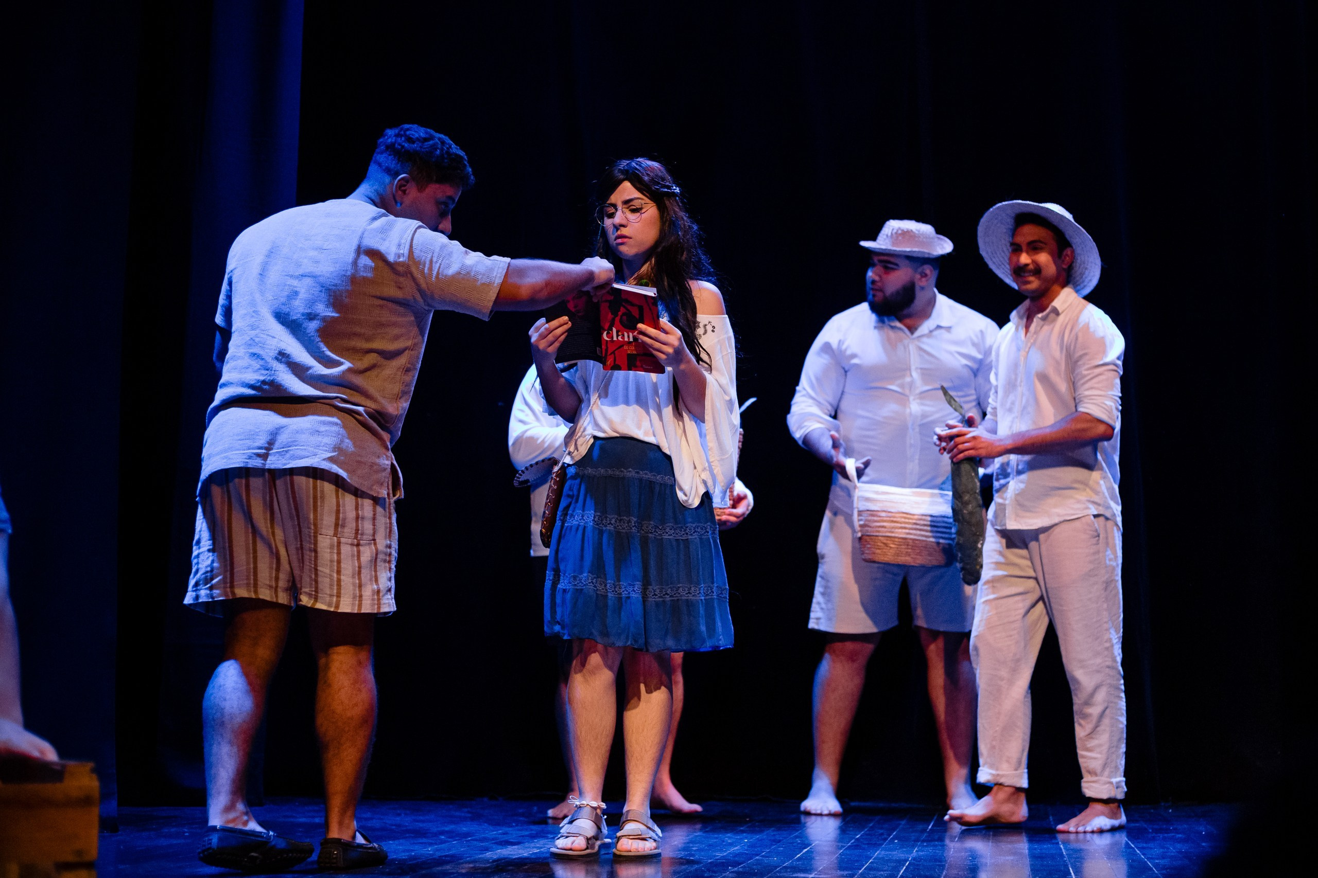 Fotografia de espetáculo teatral O Bem do Mar do grupo de teatro Anchieta Arte Cênica