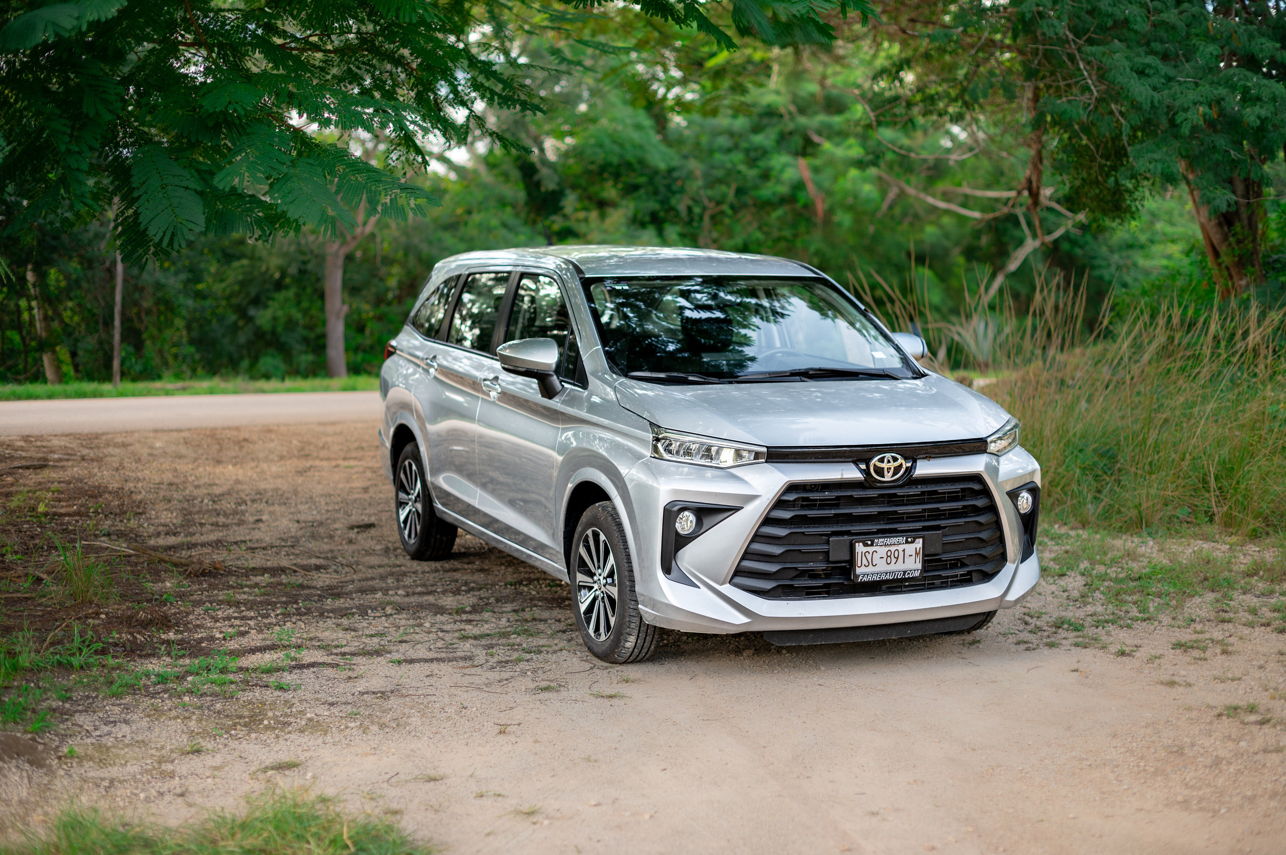 Автомобильная фотосъемка Toyota Avanza в Плая-дель-Кармен. ФОТОГРАФ МЕКСИКА КИНТАНА-РОО
