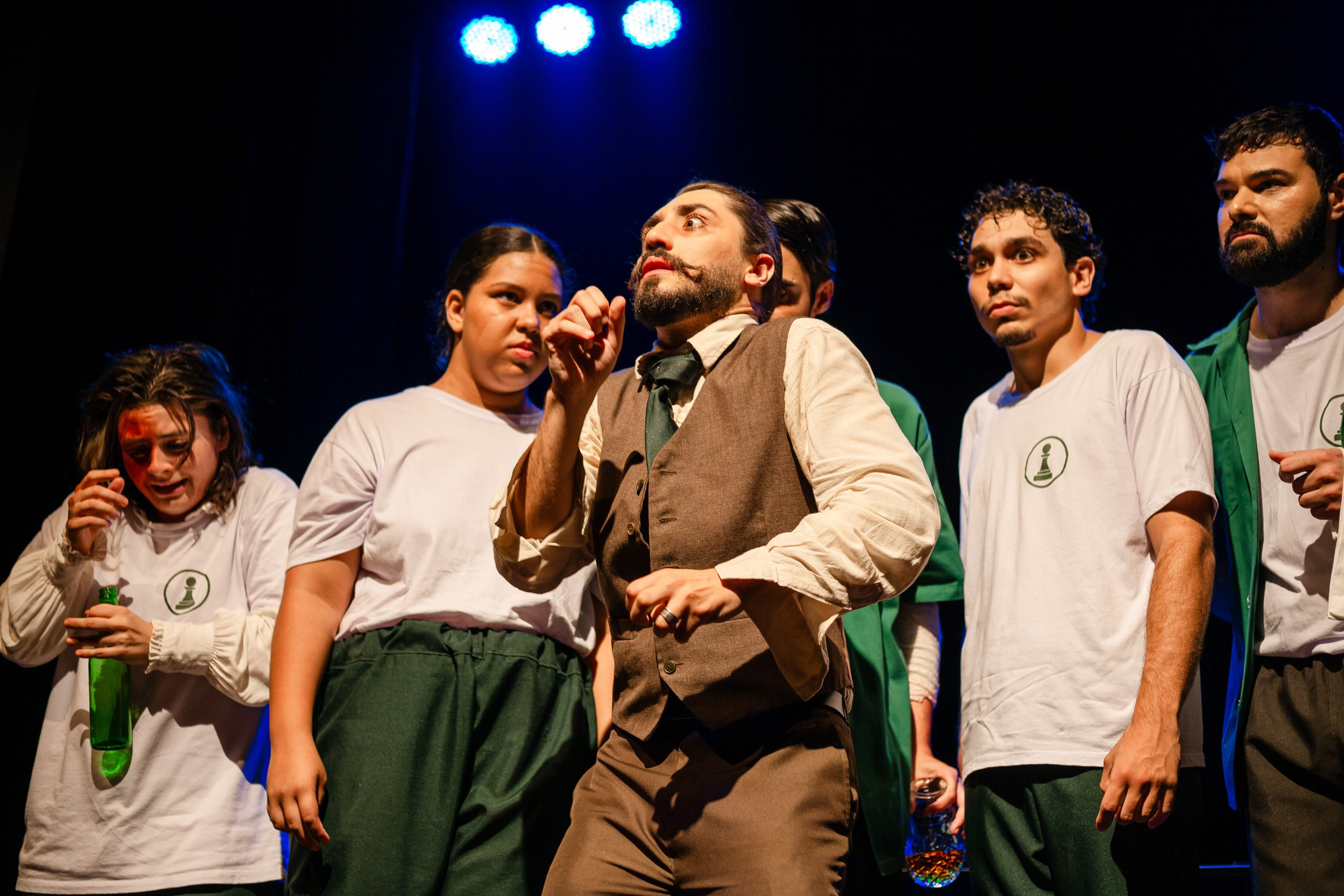 Fotografia de espetáculo teatral O Alienista do grupo de teatro Anchieta Arte Cênica