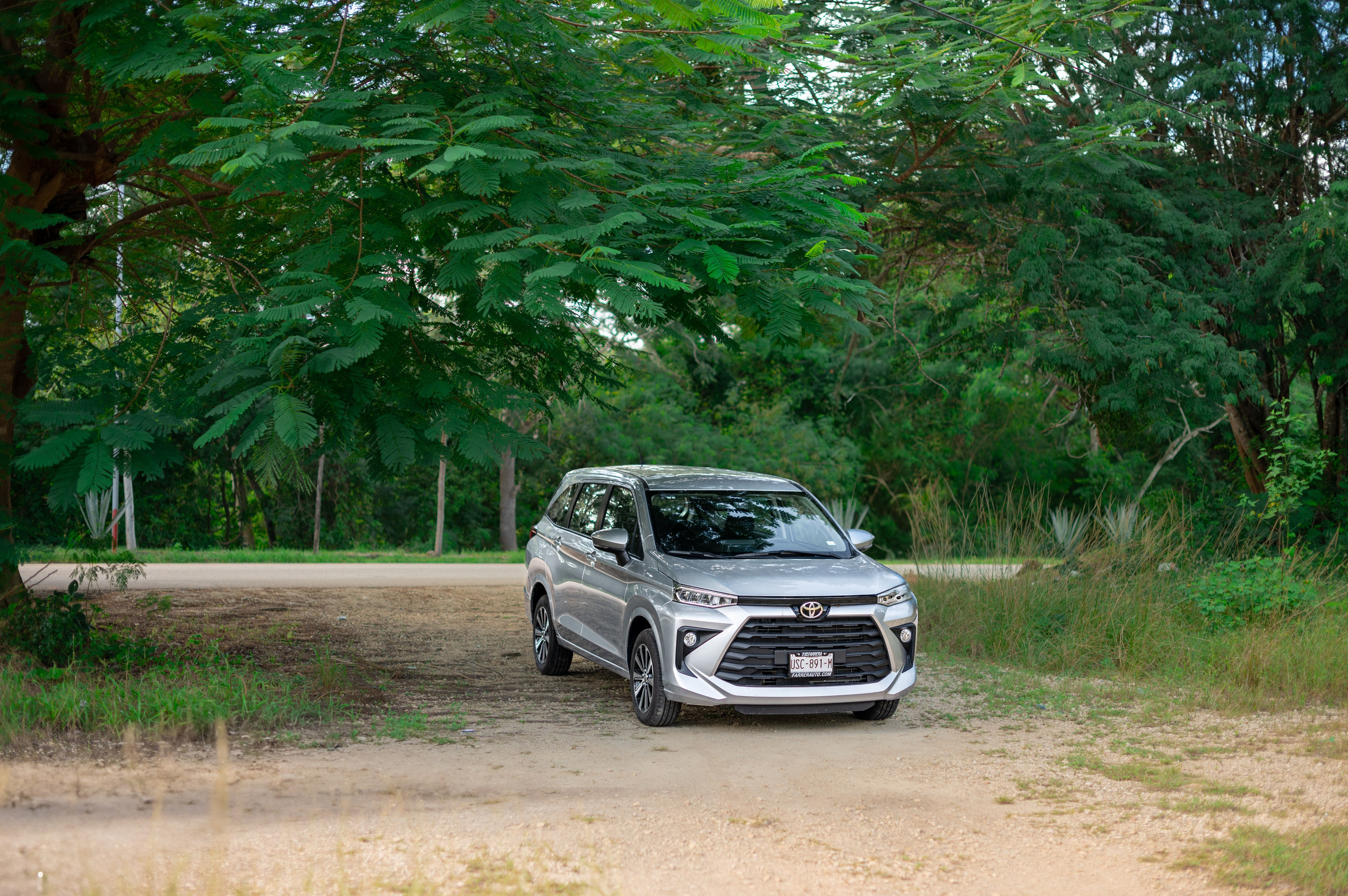 Автомобильная фотосъемка Toyota Avanza в Плая-дель-Кармен. ФОТОГРАФ МЕКСИКА КИНТАНА-РОО