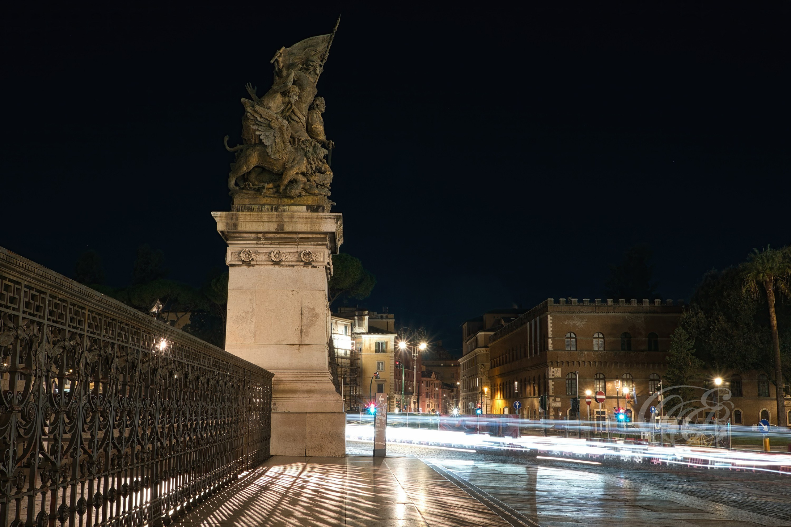 Italy - Rome - Vittoriano (Altare della Patria) at Piazza Venezia in black and white, monumental national monument and marble architecture, photography of Italy, Eduardo Bartoli Photography