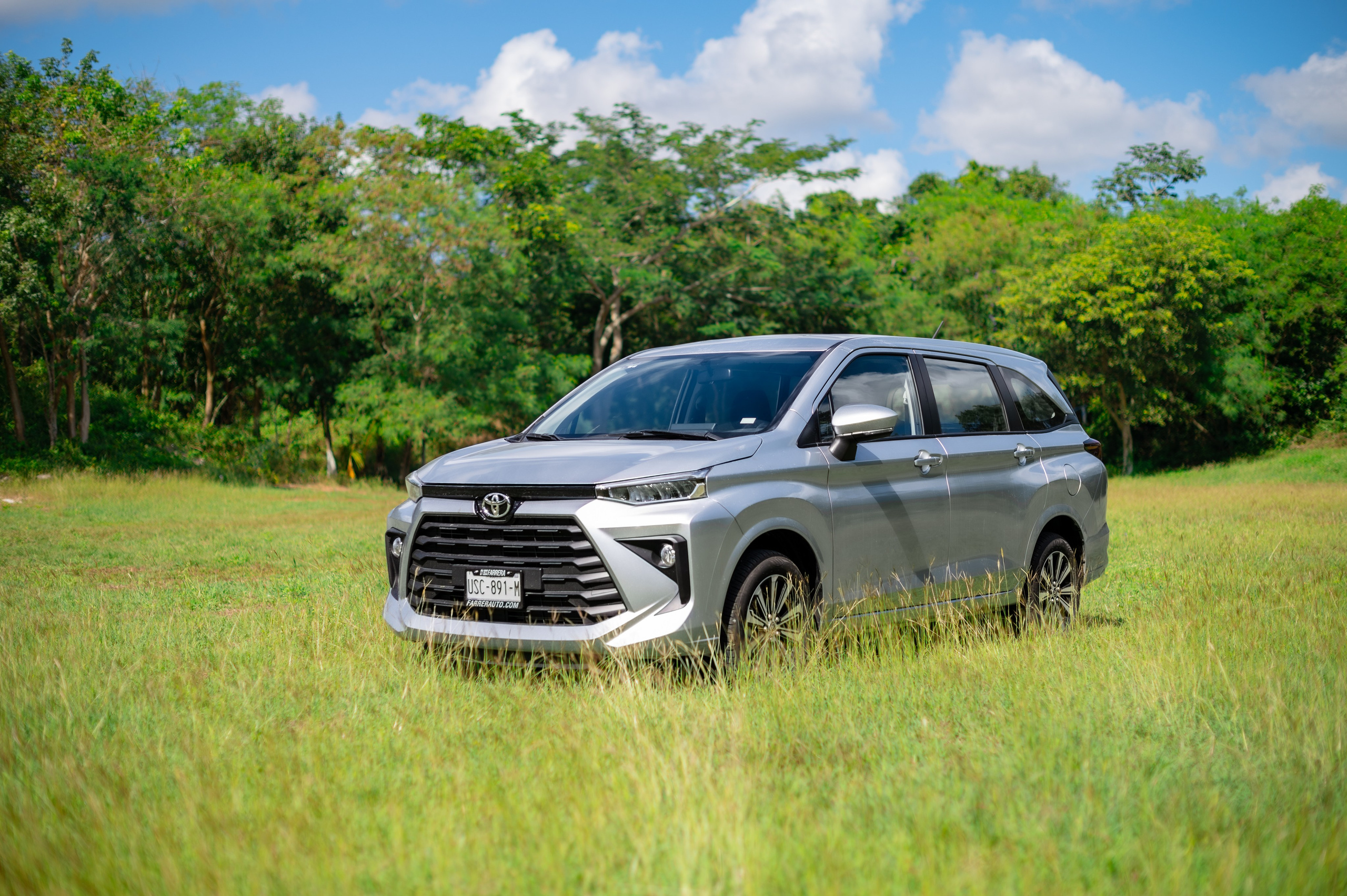 Автомобильная фотосъемка Toyota Avanza в Плая-дель-Кармен. ФОТОГРАФ МЕКСИКА КИНТАНА-РОО