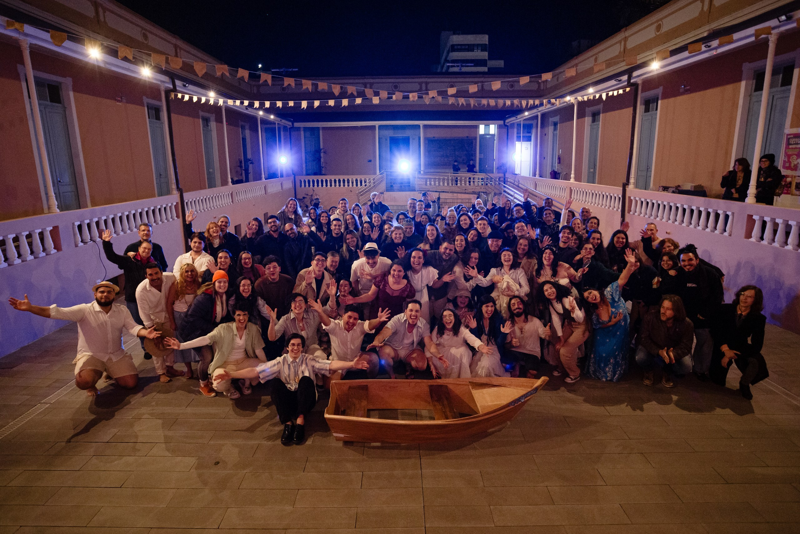 Fotografia de espetáculo teatral O Bem do Mar do grupo de teatro Anchieta Arte Cênica