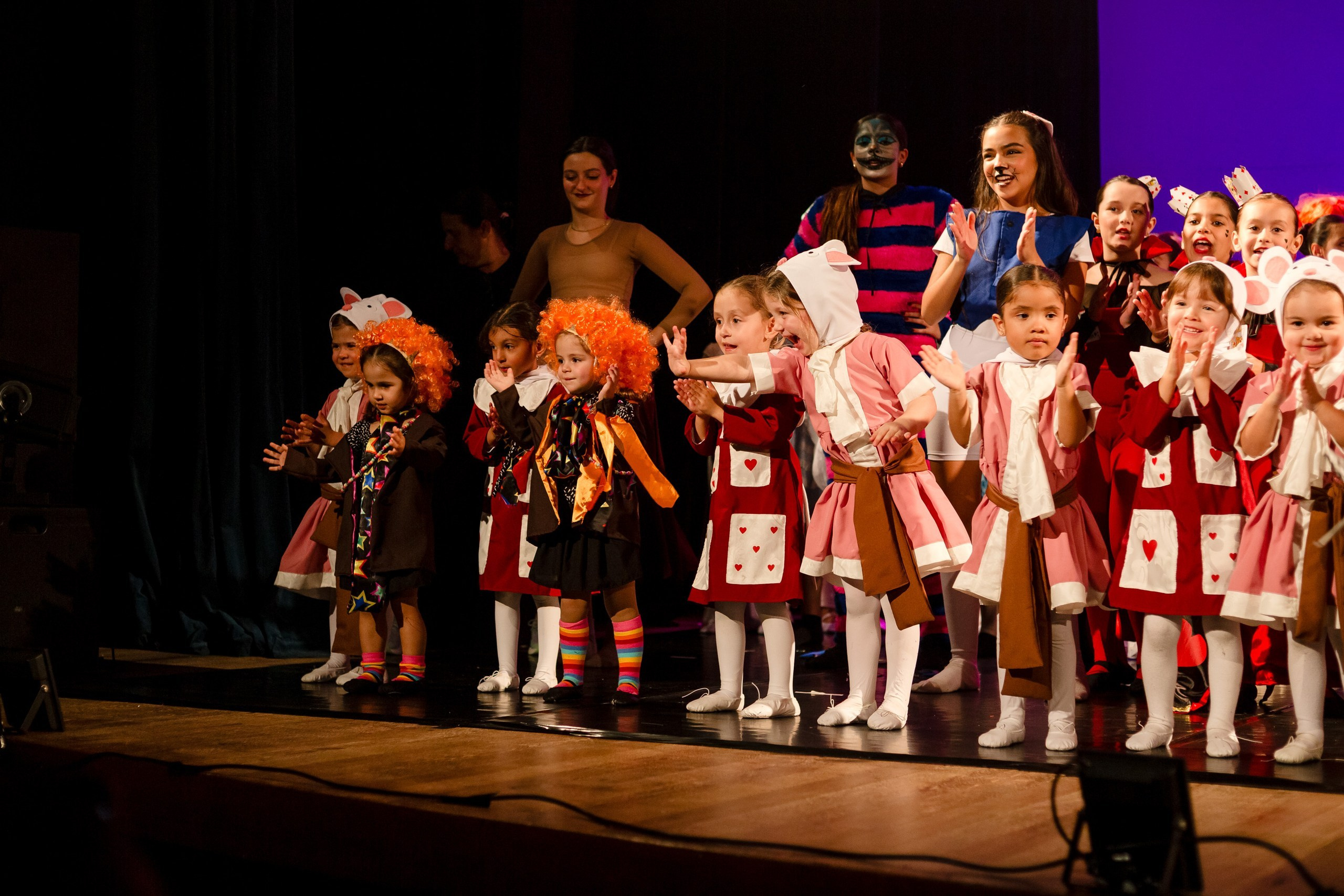 Fotografia de Espetáculo Teatral Alice no País das Maravilhas do grupo de dança Recriarte