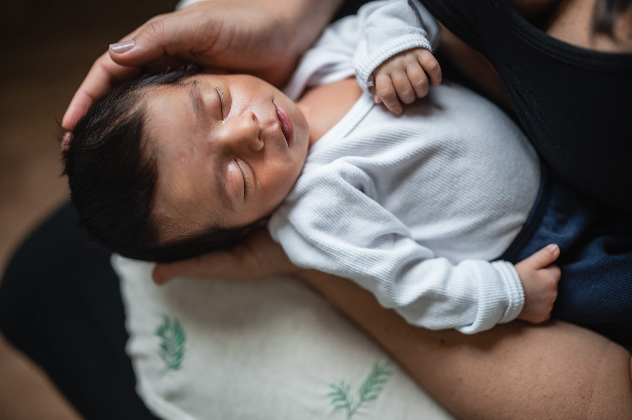 Ensaio newborn lifestyle em qualquer cidade – fotógrafa Myriani viaja para fotografar
