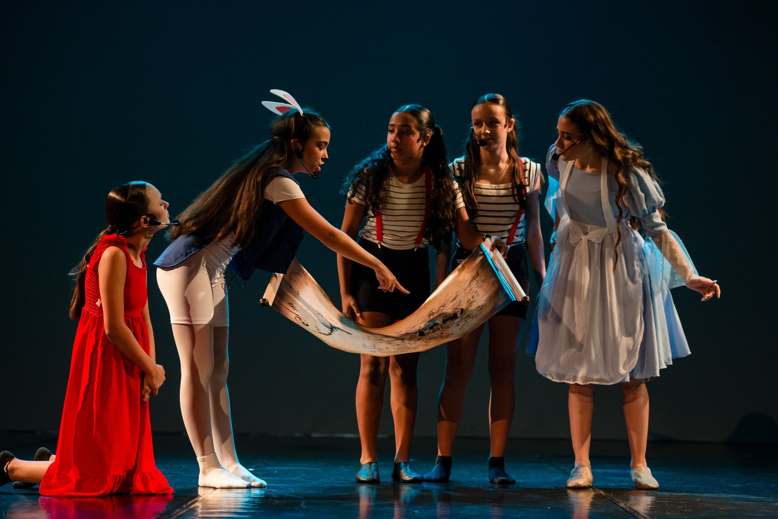 Fotografia de Espetáculo Teatral Alice no País das Maravilhas do grupo de dança Recriarte