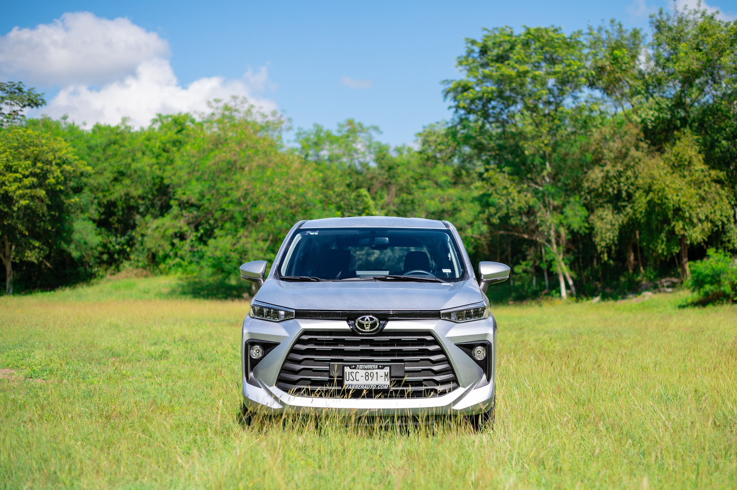 Автомобильная фотосъемка Toyota Avanza в Плая-дель-Кармен. ФОТОГРАФ МЕКСИКА КИНТАНА-РОО