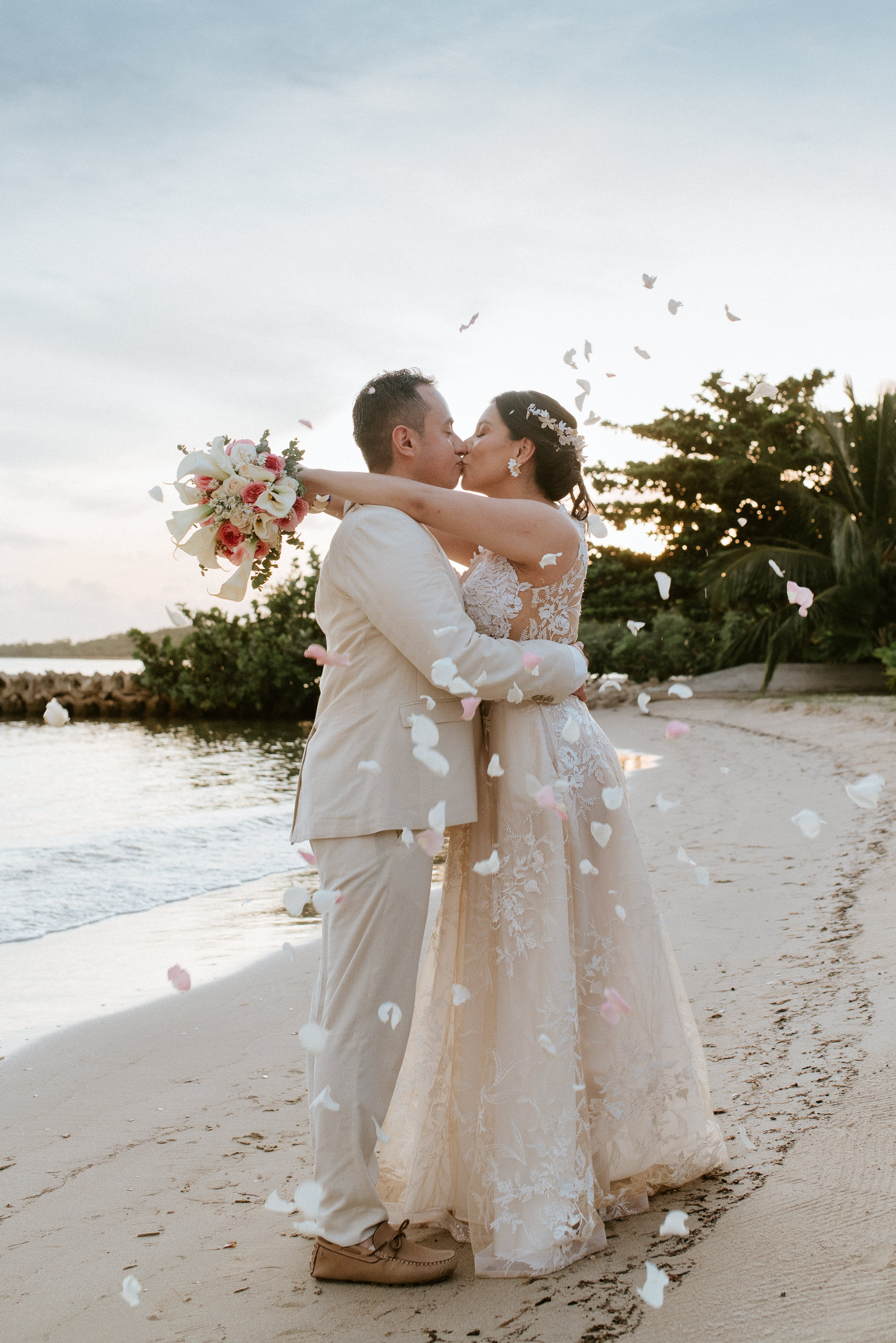 Couple kissing outdoors – “Bride and groom kissing outdoors at sunset, romantic high-quality wedding photography in Cartagena