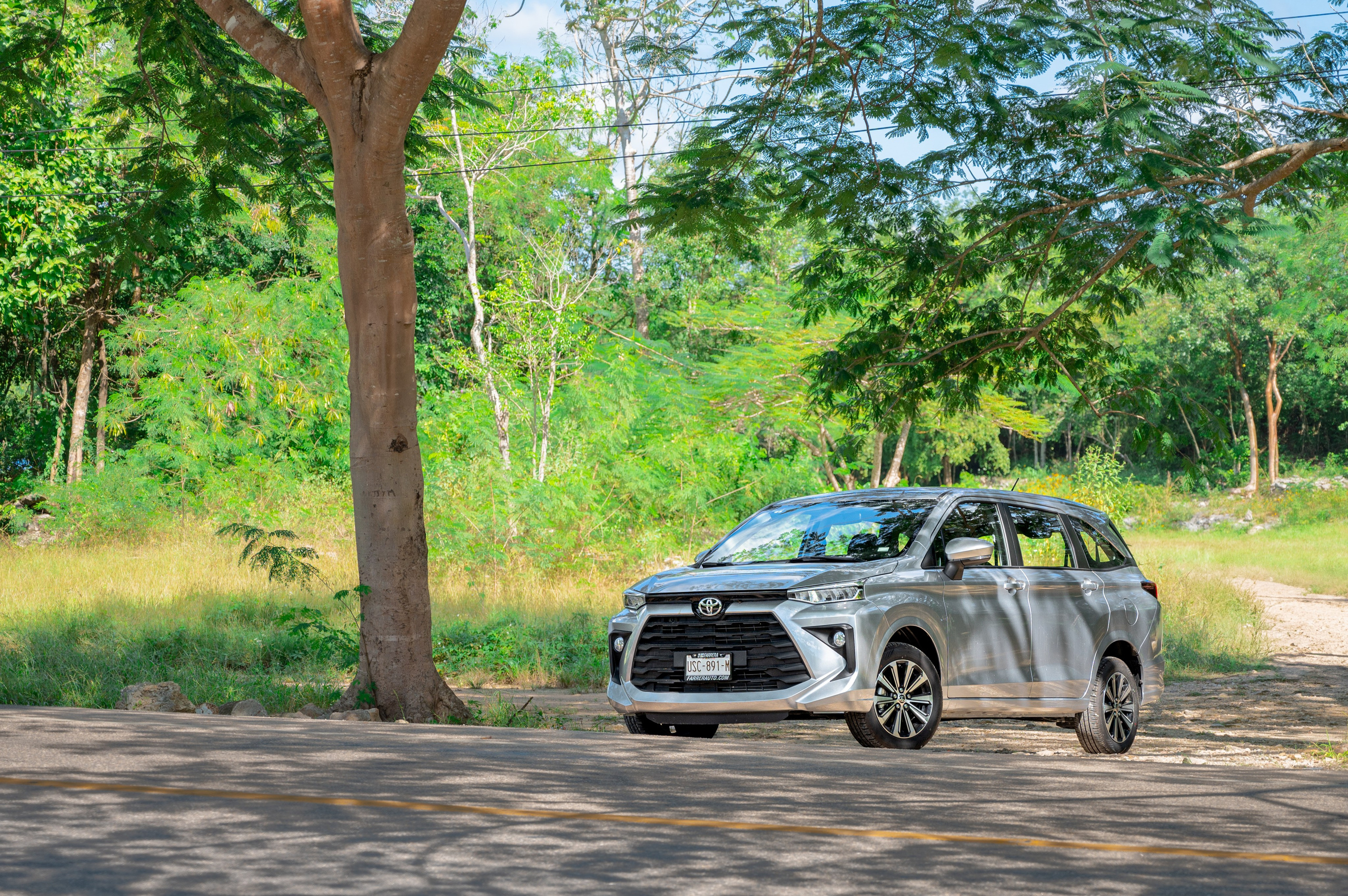 Автомобильная фотосъемка Toyota Avanza в Плая-дель-Кармен. ФОТОГРАФ МЕКСИКА КИНТАНА-РОО