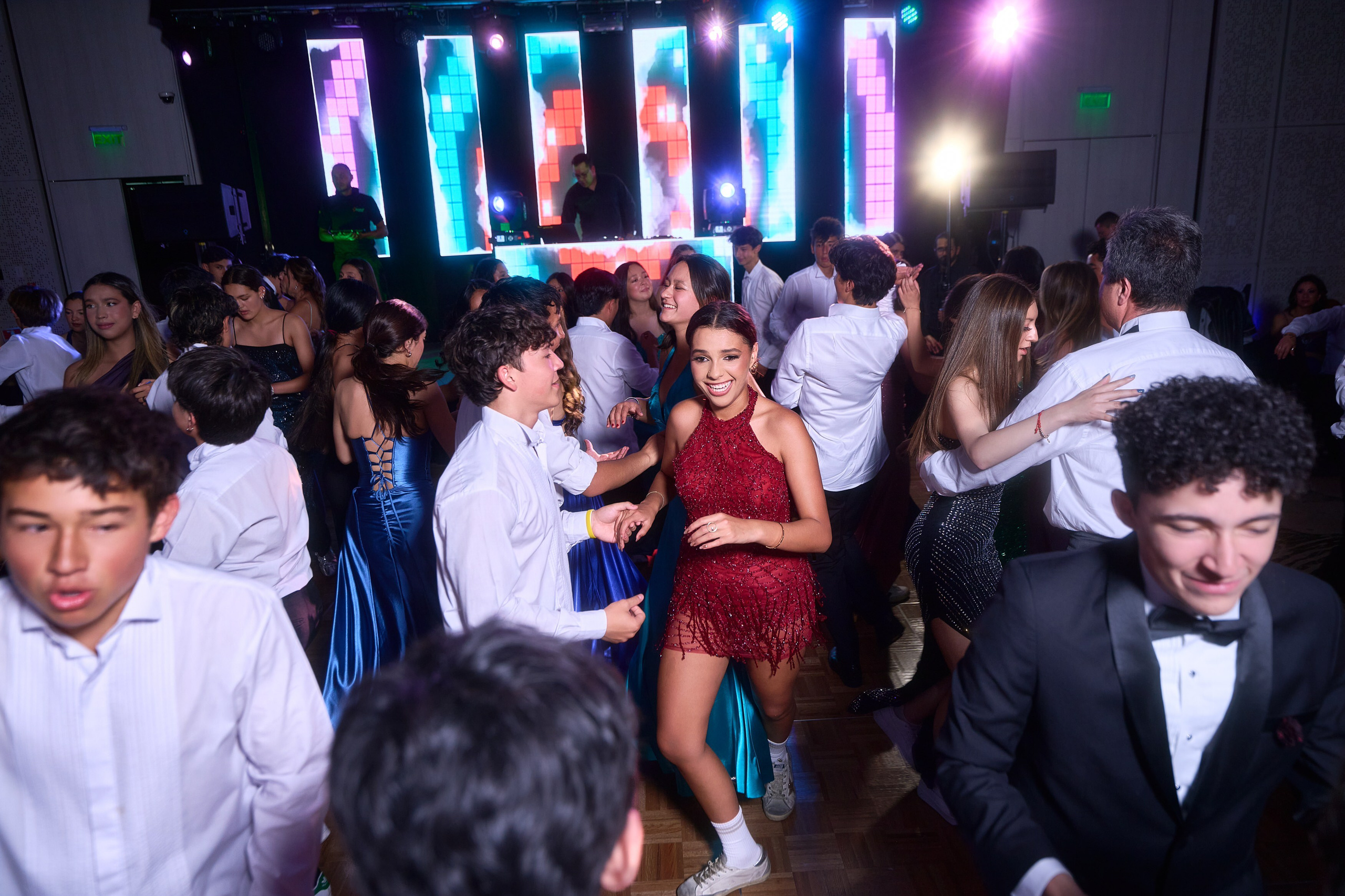 Ivana’s Fine Art Quinceañera Photoshoot in Burgundy: Unforgettable Emotion | ZZ Portraits by Hendrick. Hendrick | Luxury wedding photography & cinematic wedding films in Miami & Bogotá. Signature fine art storytelling capturing timeless, emoti