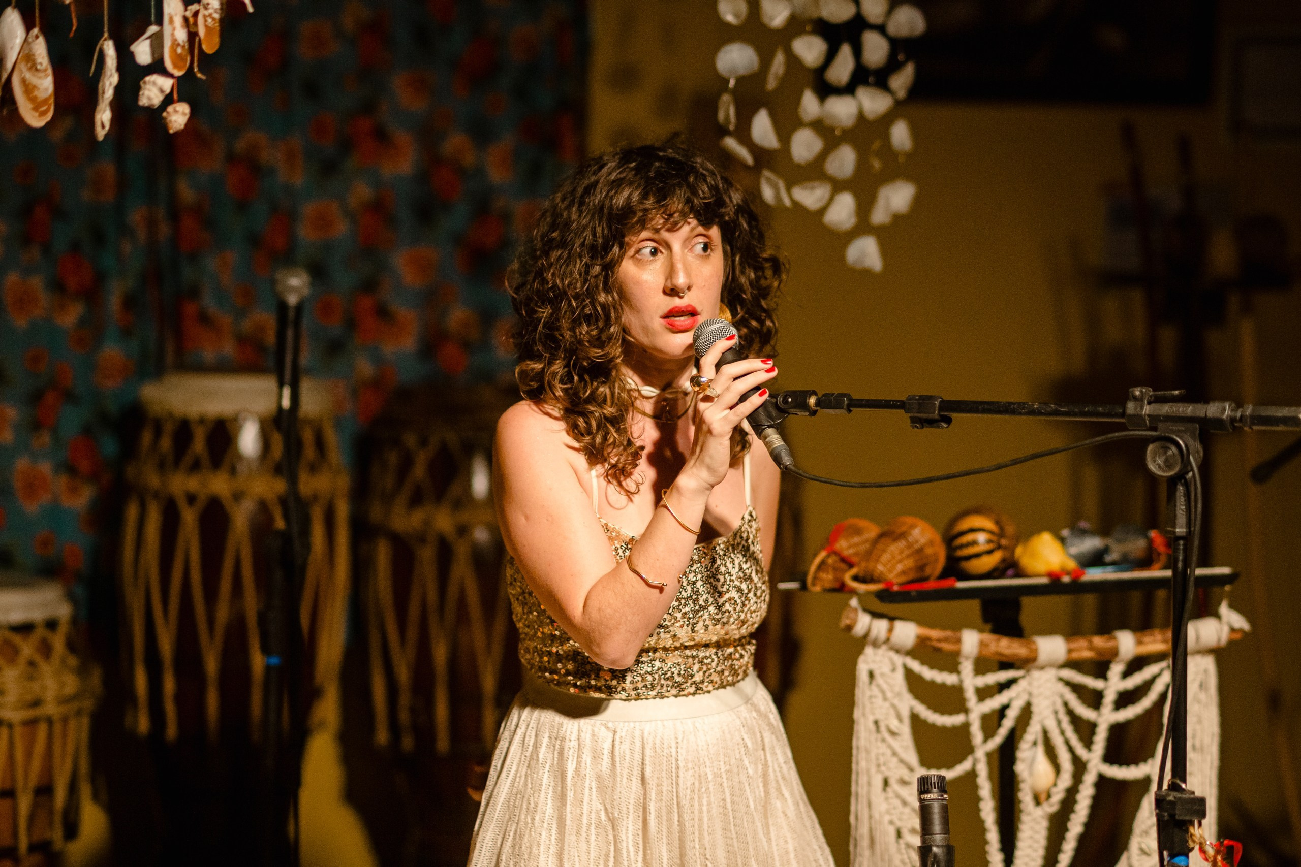 Mulher cantando em show musical.