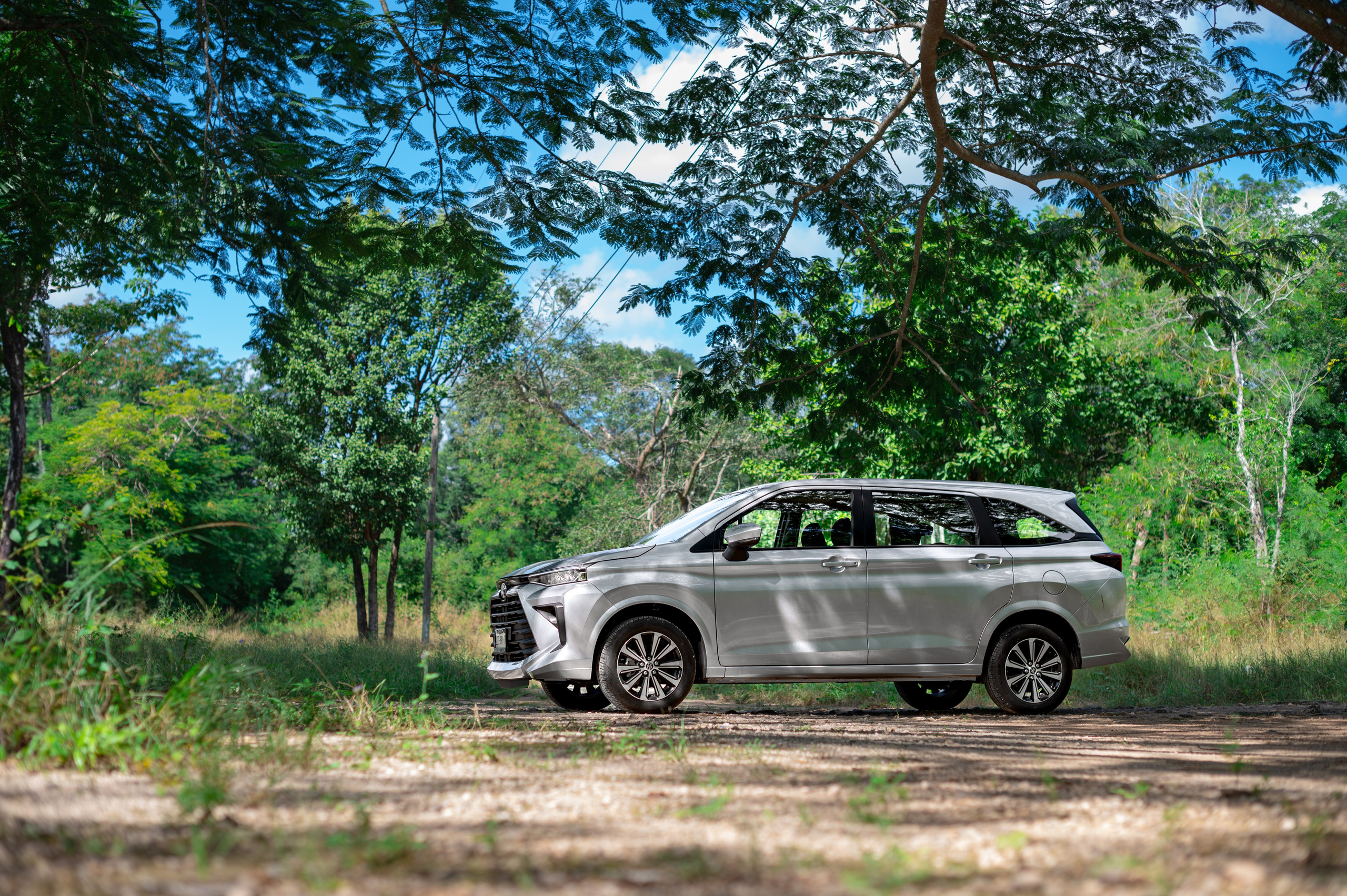 Автомобильная фотосъемка Toyota Avanza в Плая-дель-Кармен. ФОТОГРАФ МЕКСИКА КИНТАНА-РОО