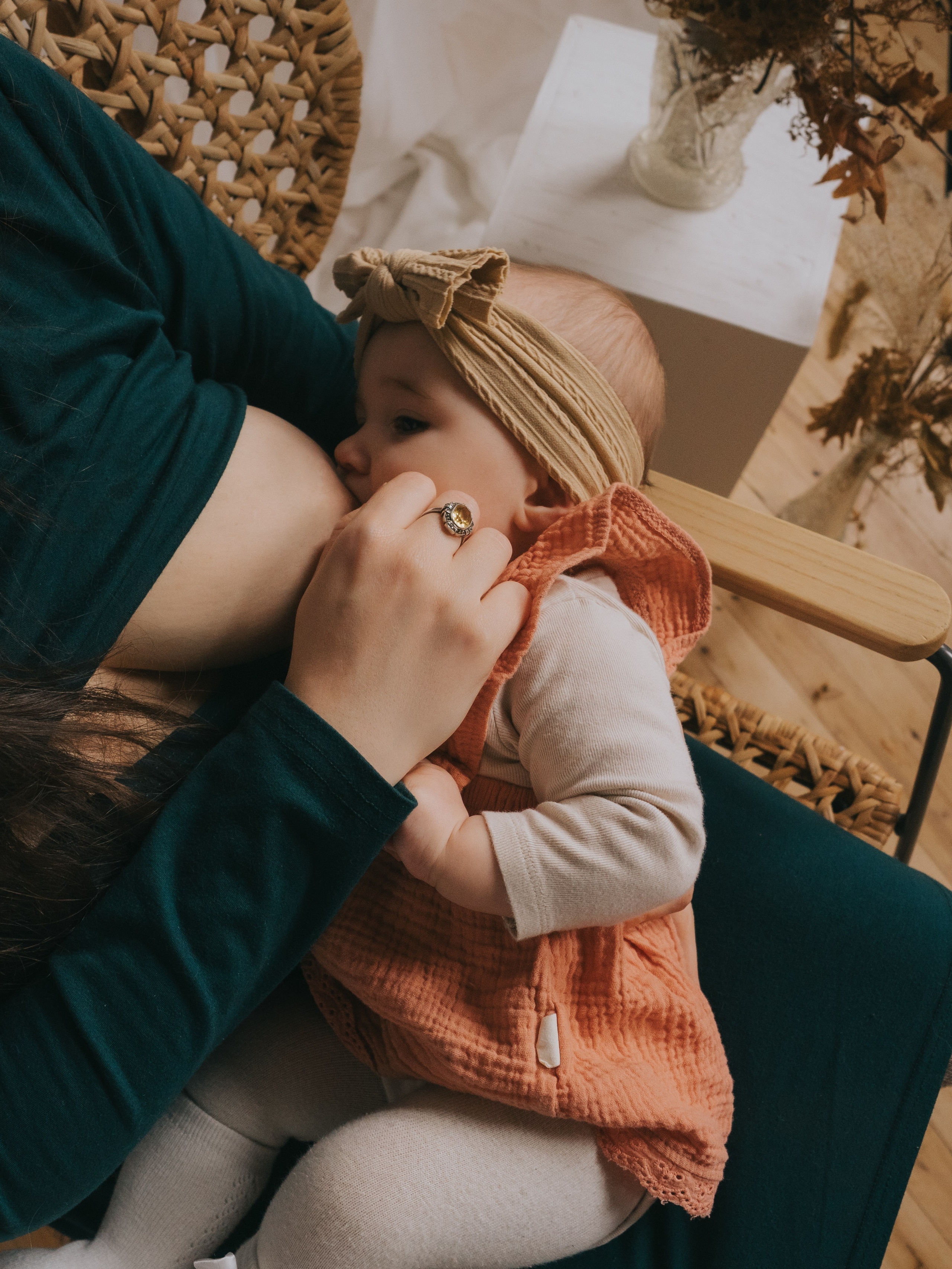 Bébé qui est allaité lors d'une séance allaitement.