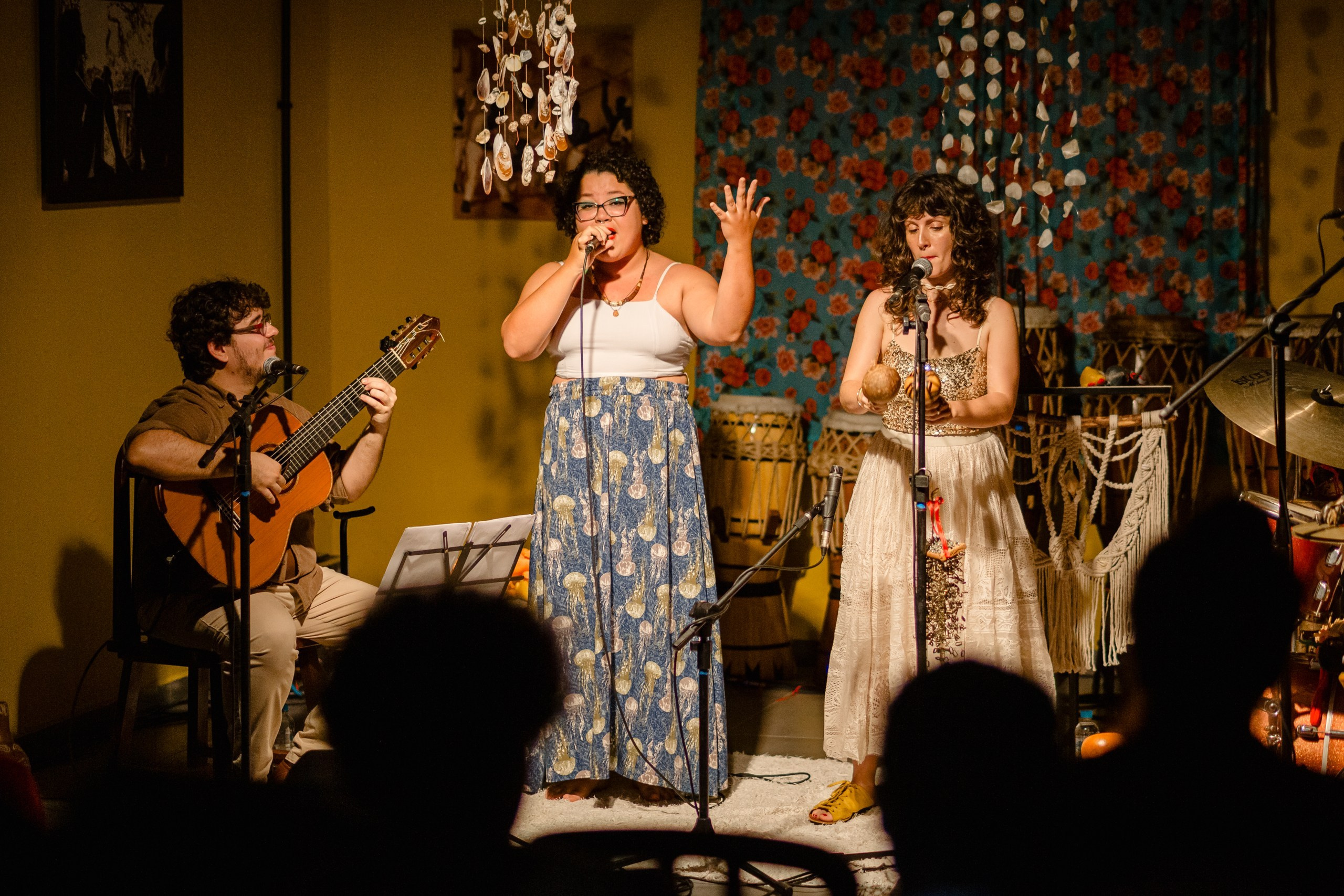 Grupo musical tocando durante show.
