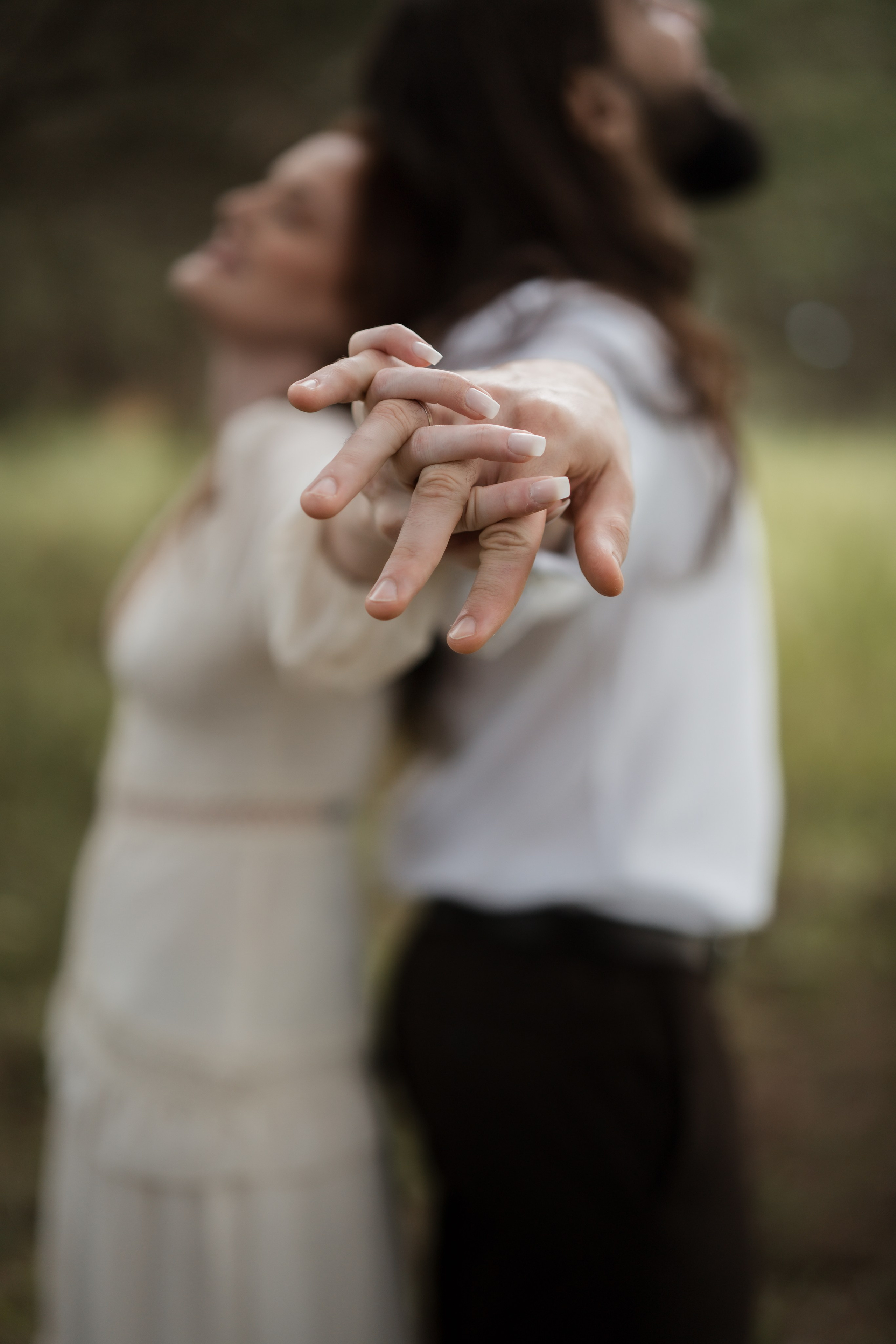 Ensaio pré casamento no Vila Relicário em Ouro Preto com Ana e Igor e fotografia espontânea da Edu e Josi Fotografia. Registros naturais em meio às paisagens históricas de Minas Gerais.