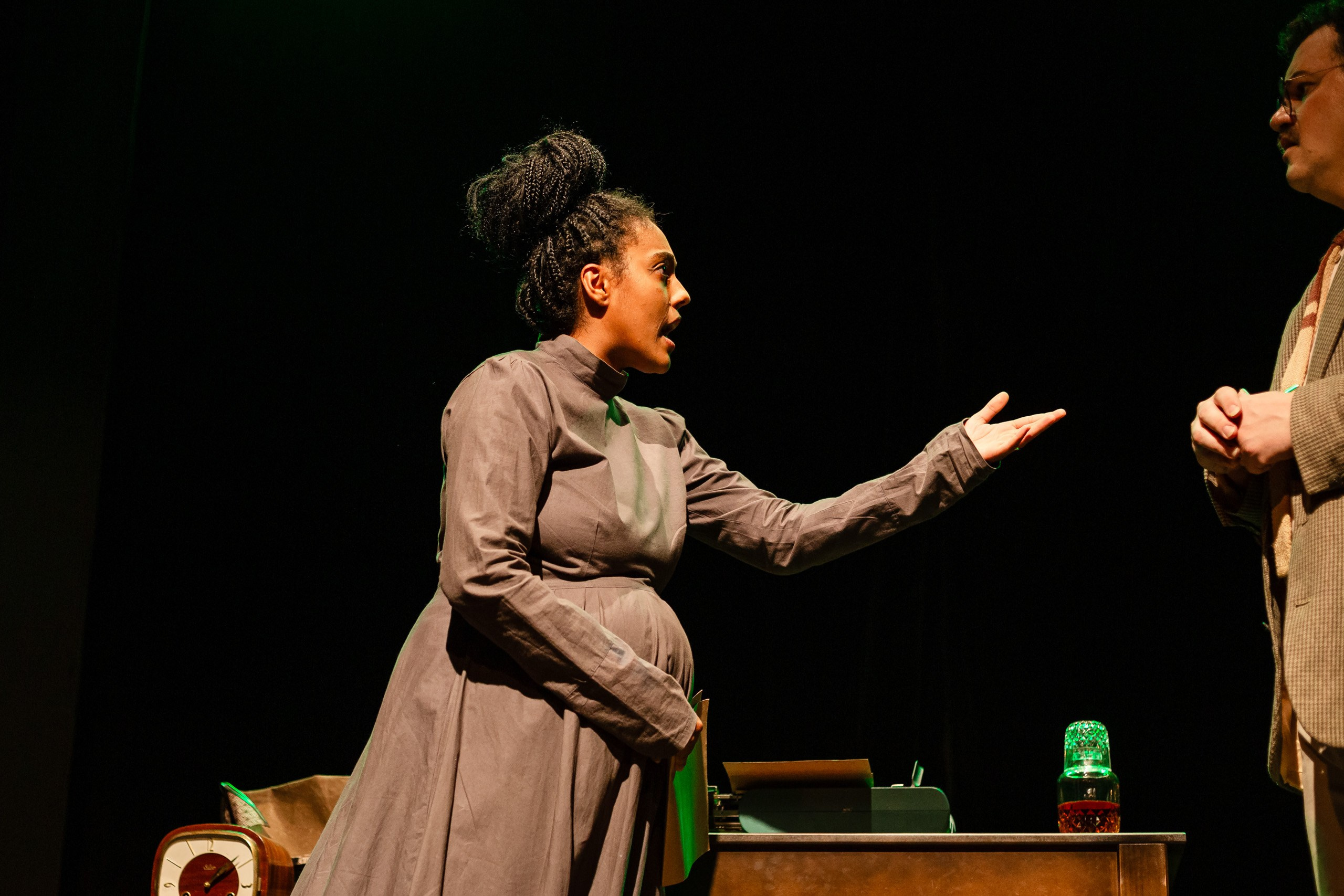 Fotografia de espetáculo teatral O Alienista do grupo de teatro Anchieta Arte Cênica
