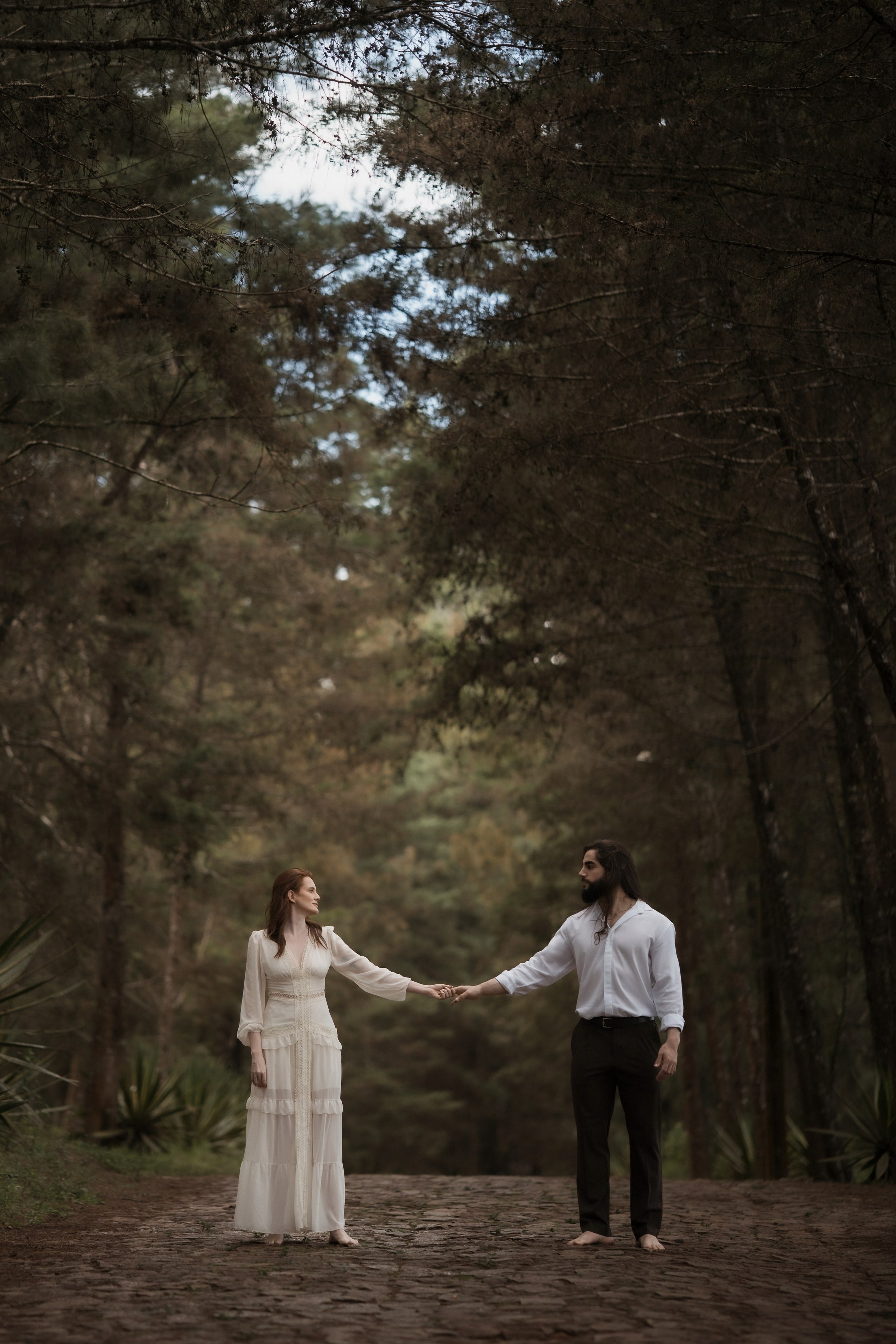 Ana e Igor no Vila Relicário em Ouro Preto MG com pré wedding documental cheio de emoção registrado pela Edu e Josi Fotografia. Fotografias naturais e sofisticadas em Minas Gerais.