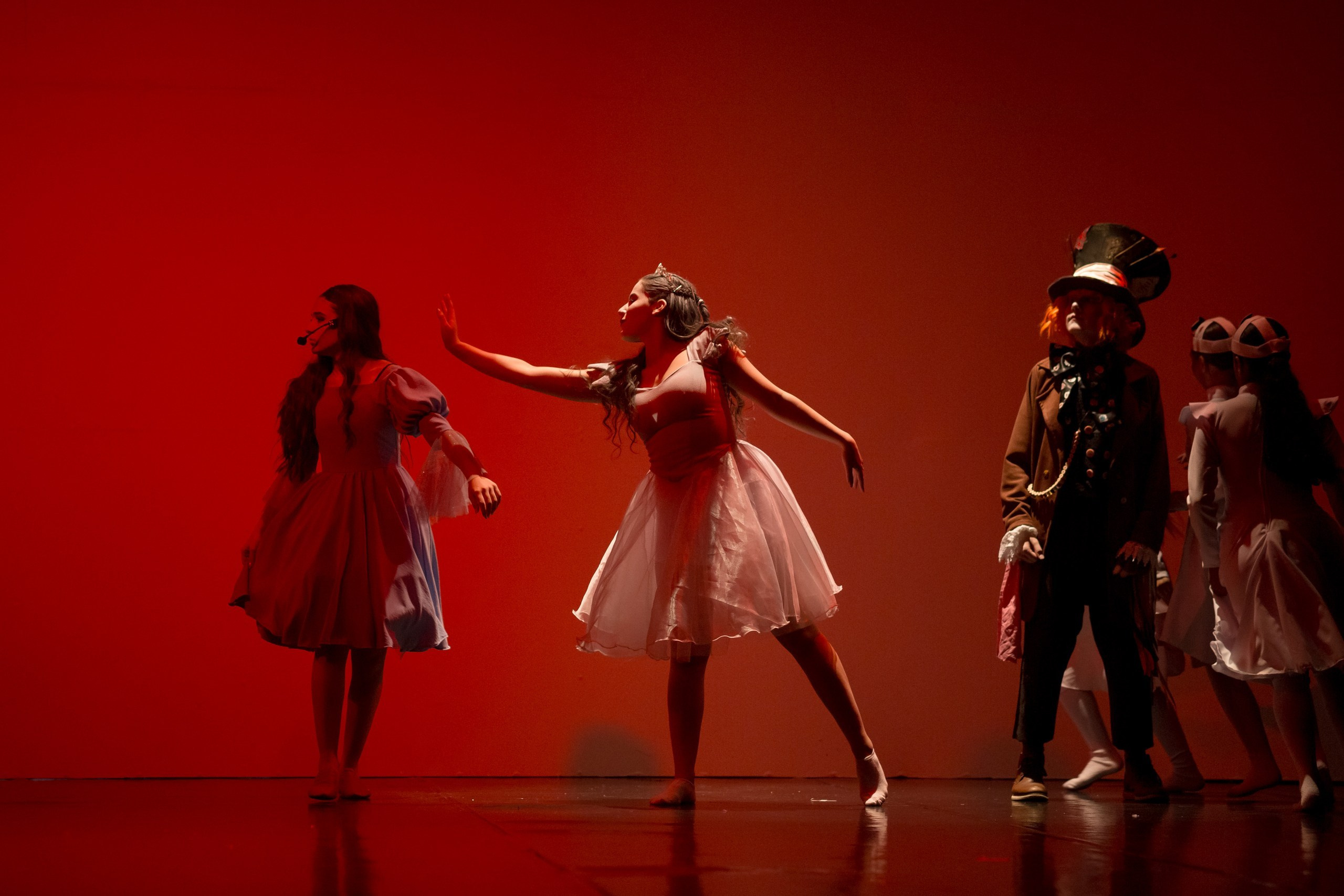 Fotografia de Espetáculo Teatral Alice no País das Maravilhas do grupo de dança Recriarte