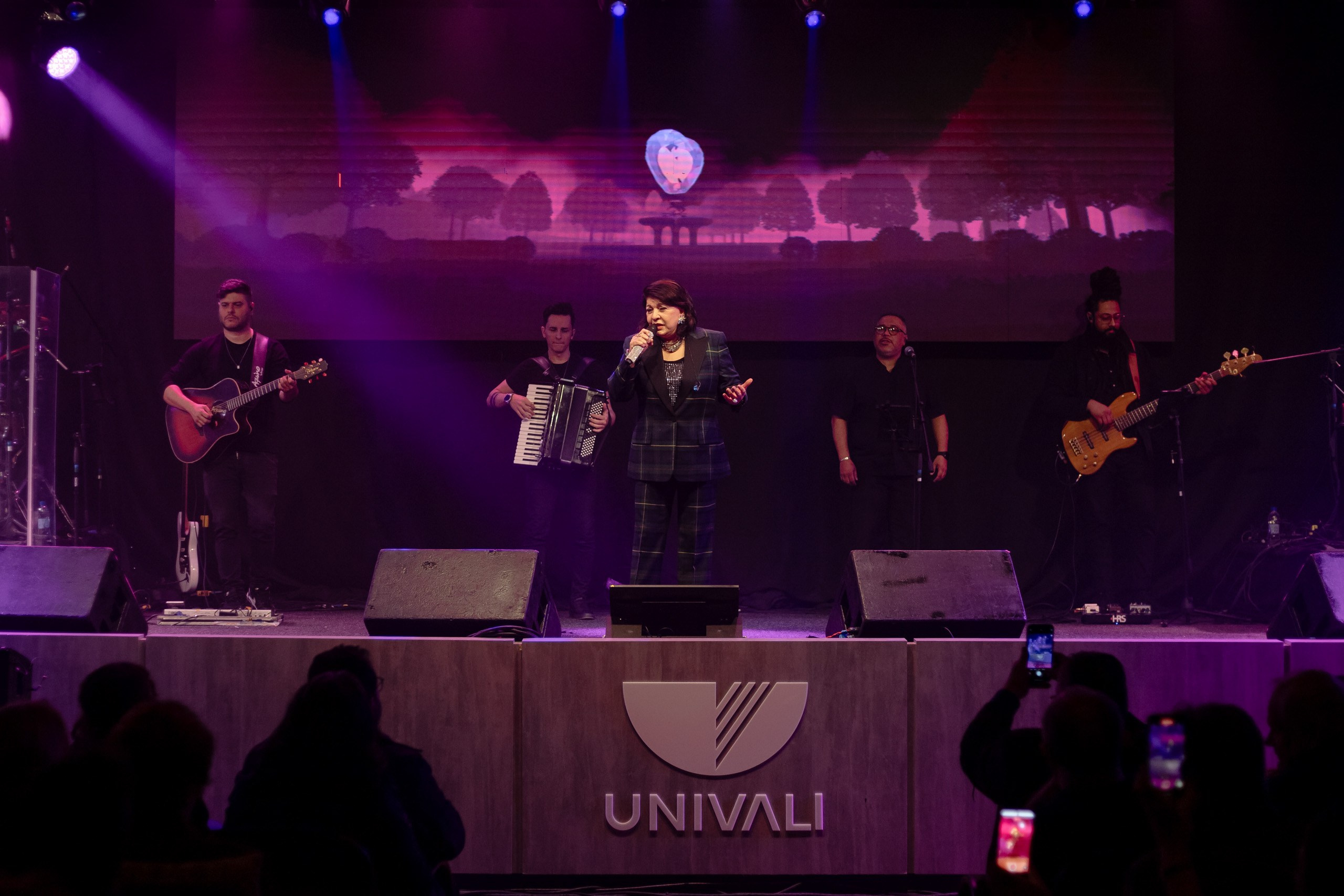 Fotografia de show da cantora Roberta Miranda na Univali