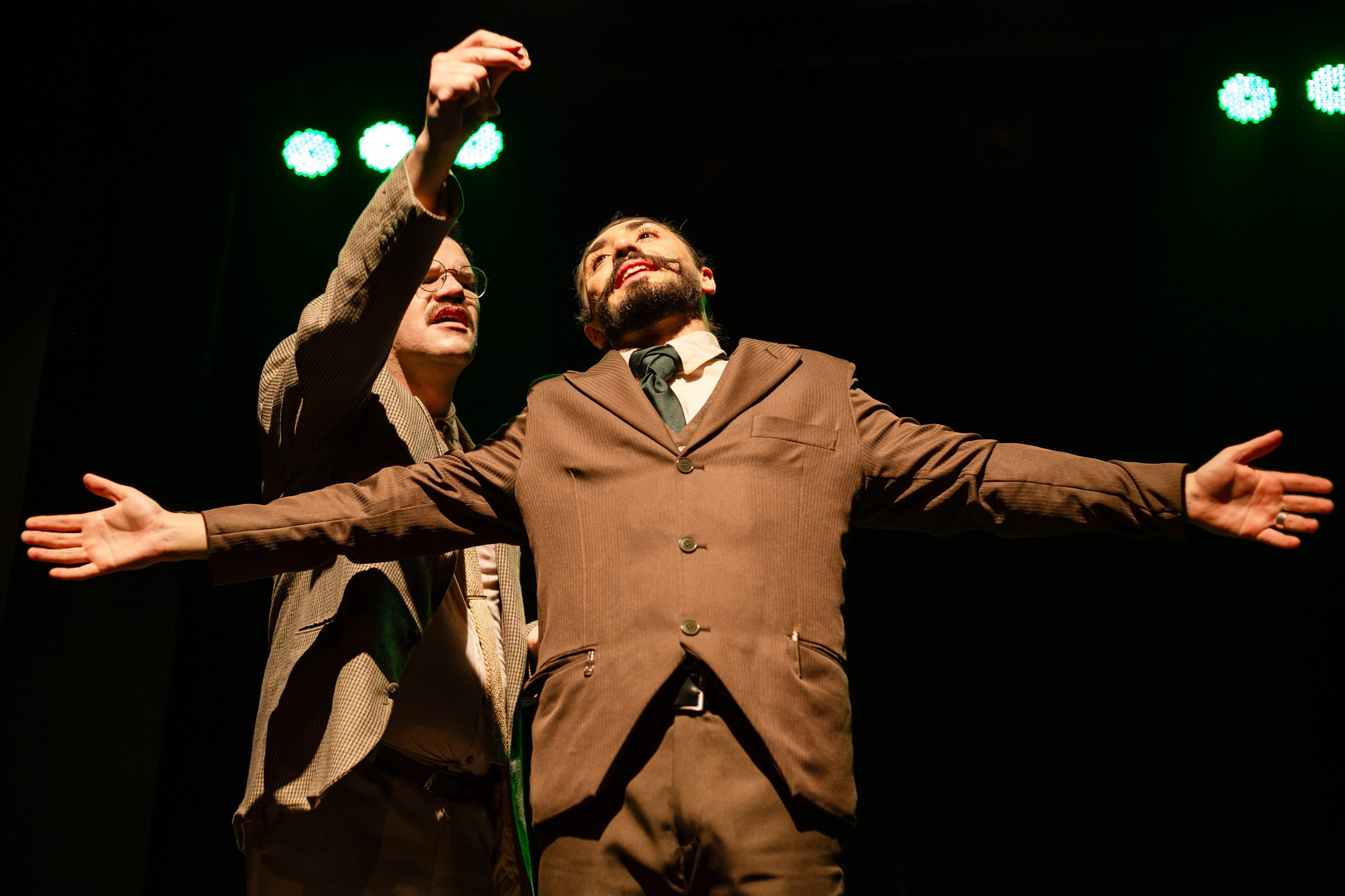 Fotografia de espetáculo teatral O Alienista do grupo de teatro Anchieta Arte Cênica