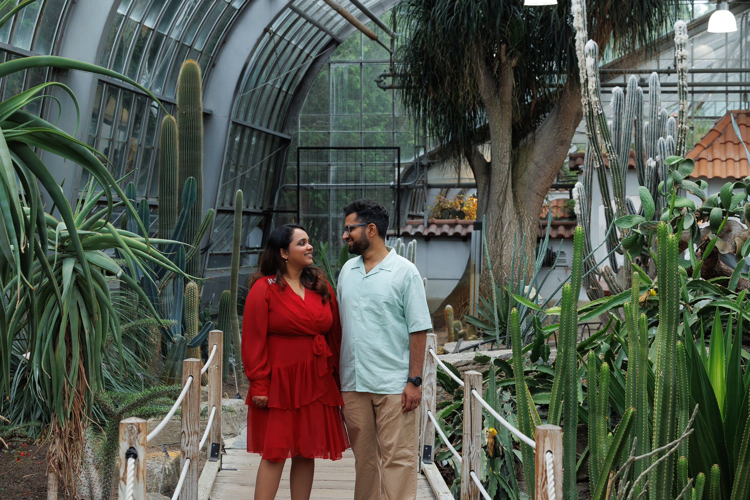 The Love Story of Aadhithya&Anushree. Je suis photographe portraitiste et je réalise des portraits à toutes les étapes de votre vie! Bienvenue dans mon studio à Westmount, Qc