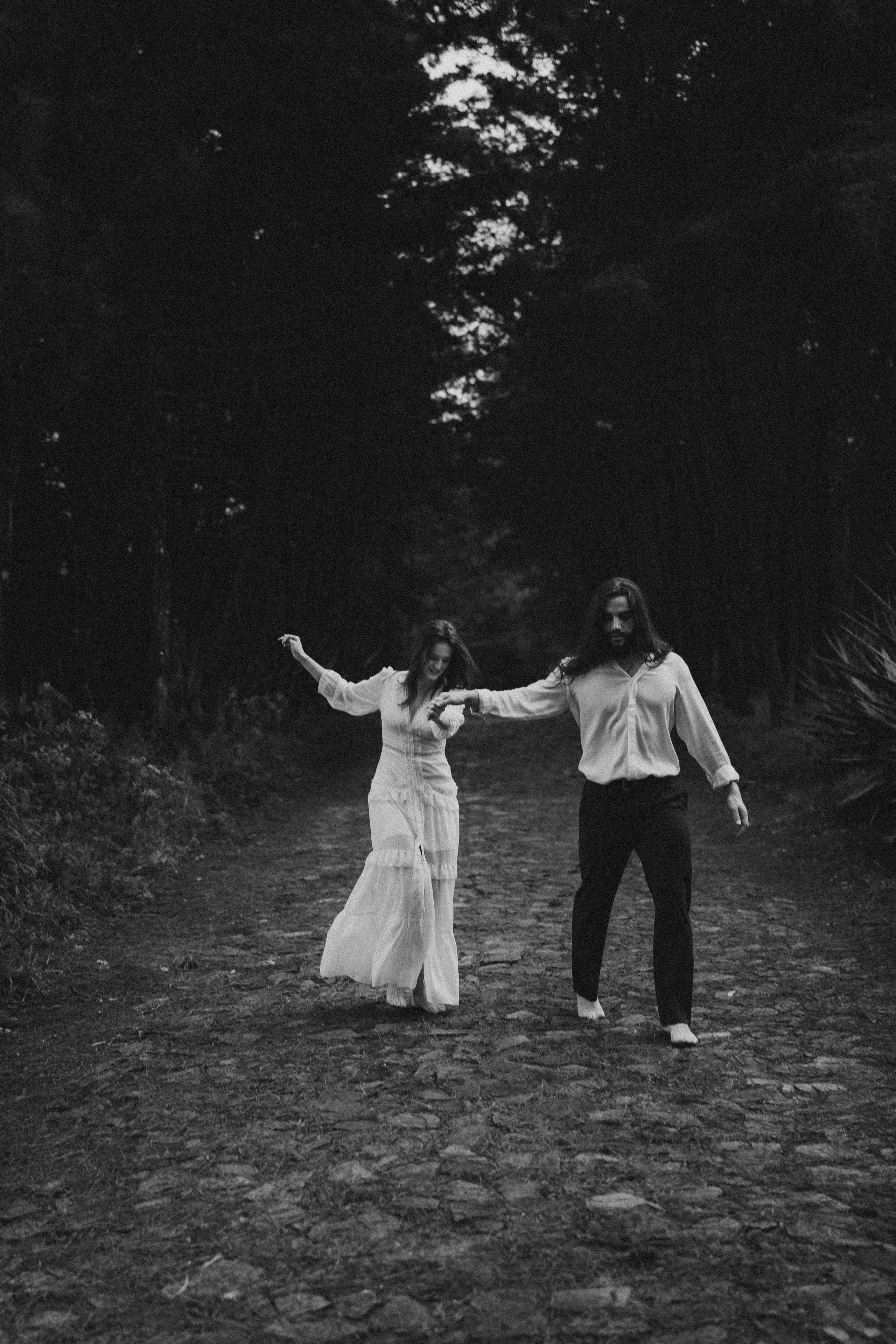 Ana e Igor no Vila Relicário com ensaio documental pré casamento em Ouro Preto Minas Gerais realizado pela Edu e Josi Fotografia. Fotografias leves, naturais e elegantes.