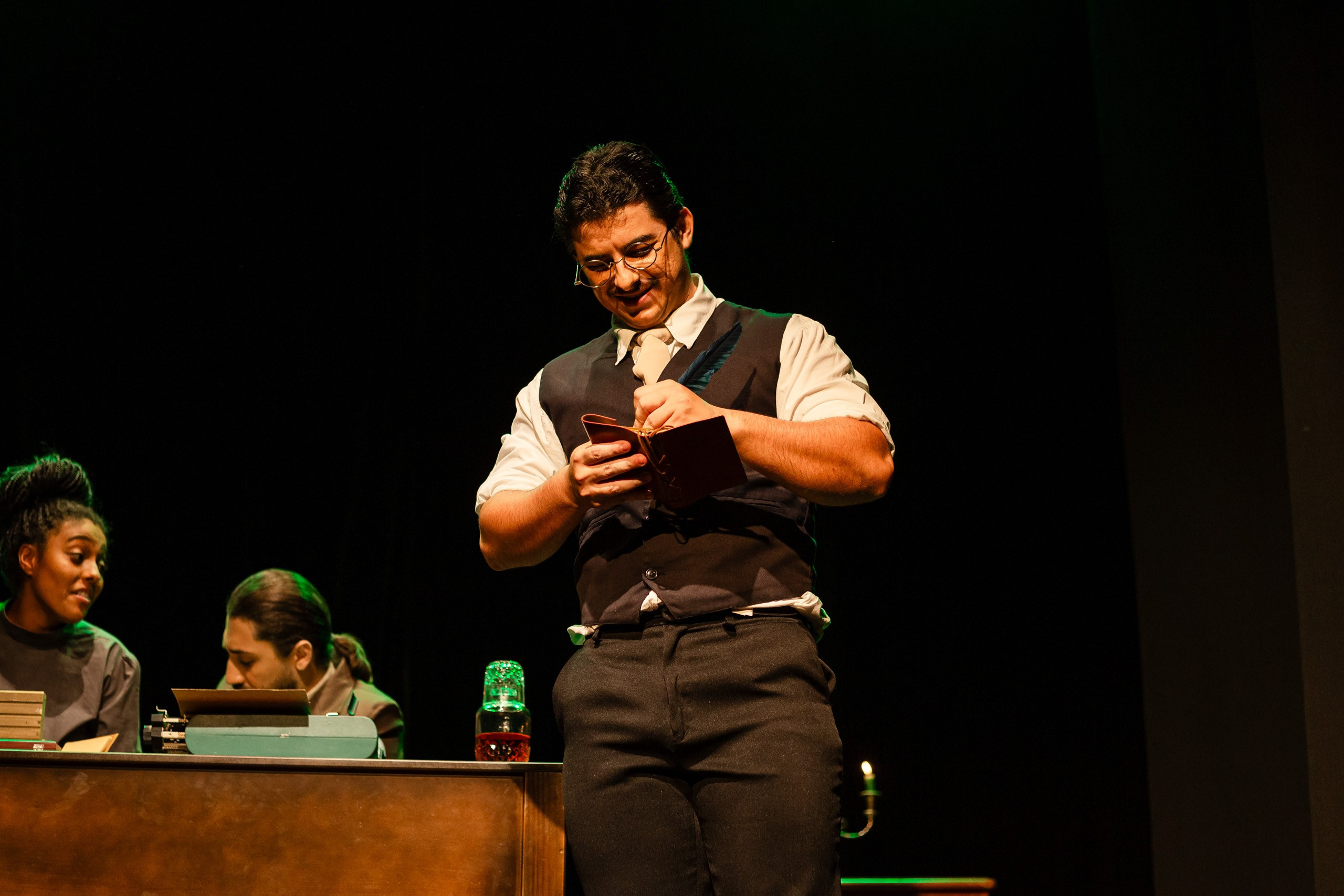 Fotografia de espetáculo teatral O Alienista do grupo de teatro Anchieta Arte Cênica