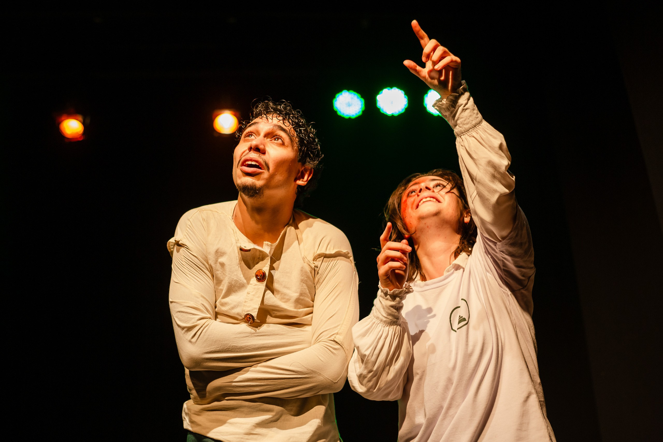 Fotografia de espetáculo teatral O Alienista do grupo de teatro Anchieta Arte Cênica