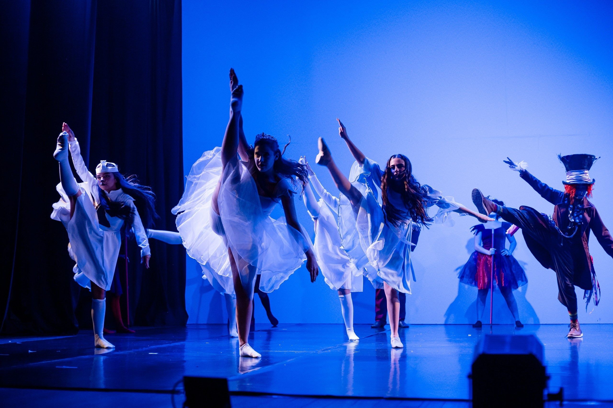 Fotografia de Espetáculo Teatral Alice no País das Maravilhas do grupo de dança Recriarte