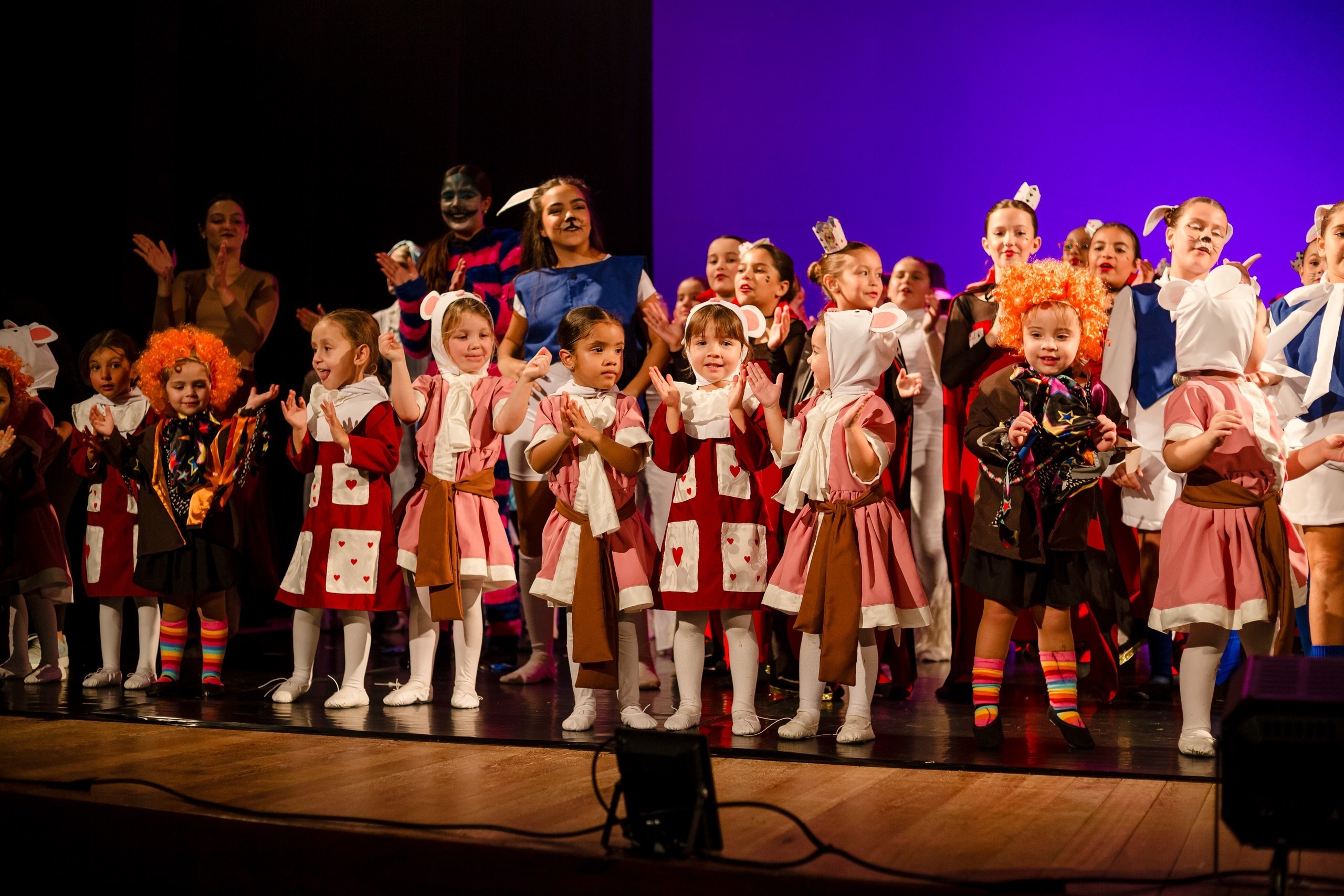 Fotografia de Espetáculo Teatral Alice no País das Maravilhas do grupo de dança Recriarte