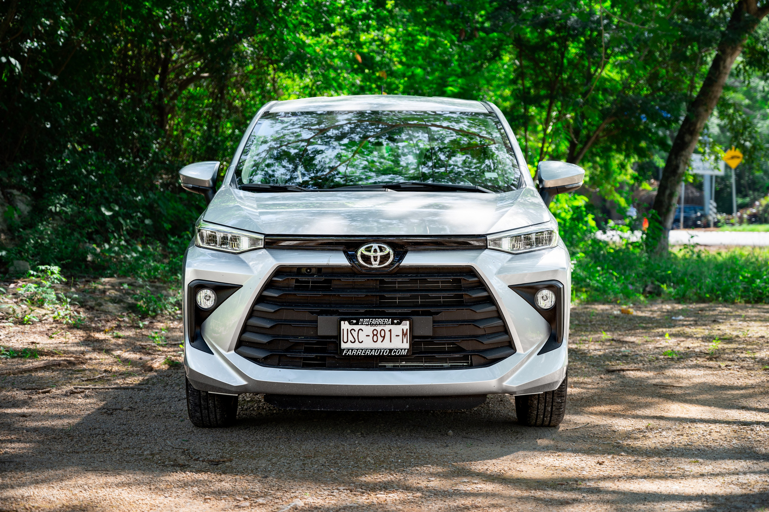 Автомобильная фотосъемка Toyota Avanza в Плая-дель-Кармен. ФОТОГРАФ МЕКСИКА КИНТАНА-РОО