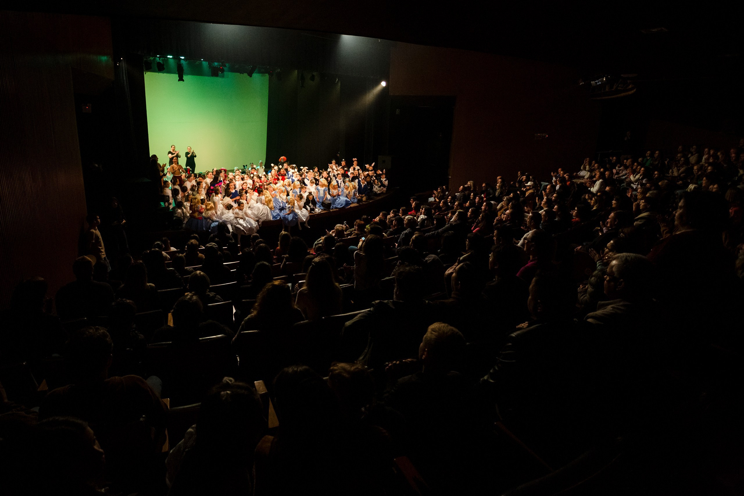 Fotografia de Espetáculo Teatral Alice no País das Maravilhas do grupo de dança Recriarte
