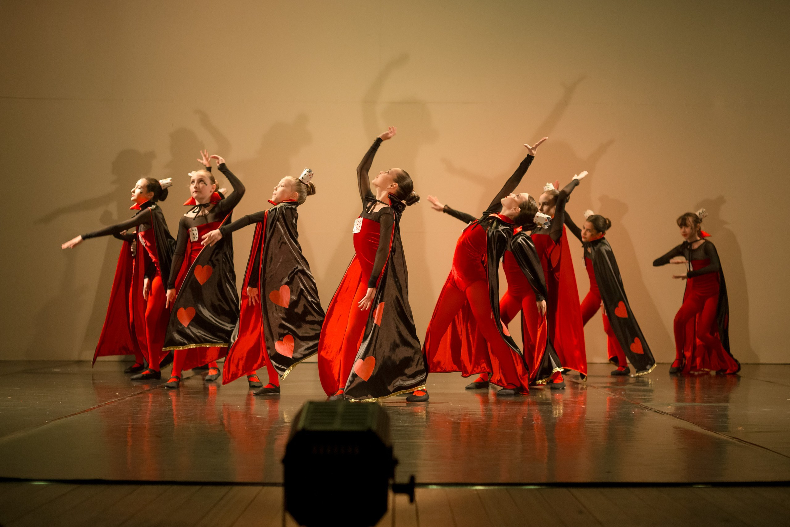 Fotografia de Espetáculo Teatral Alice no País das Maravilhas do grupo de dança Recriarte