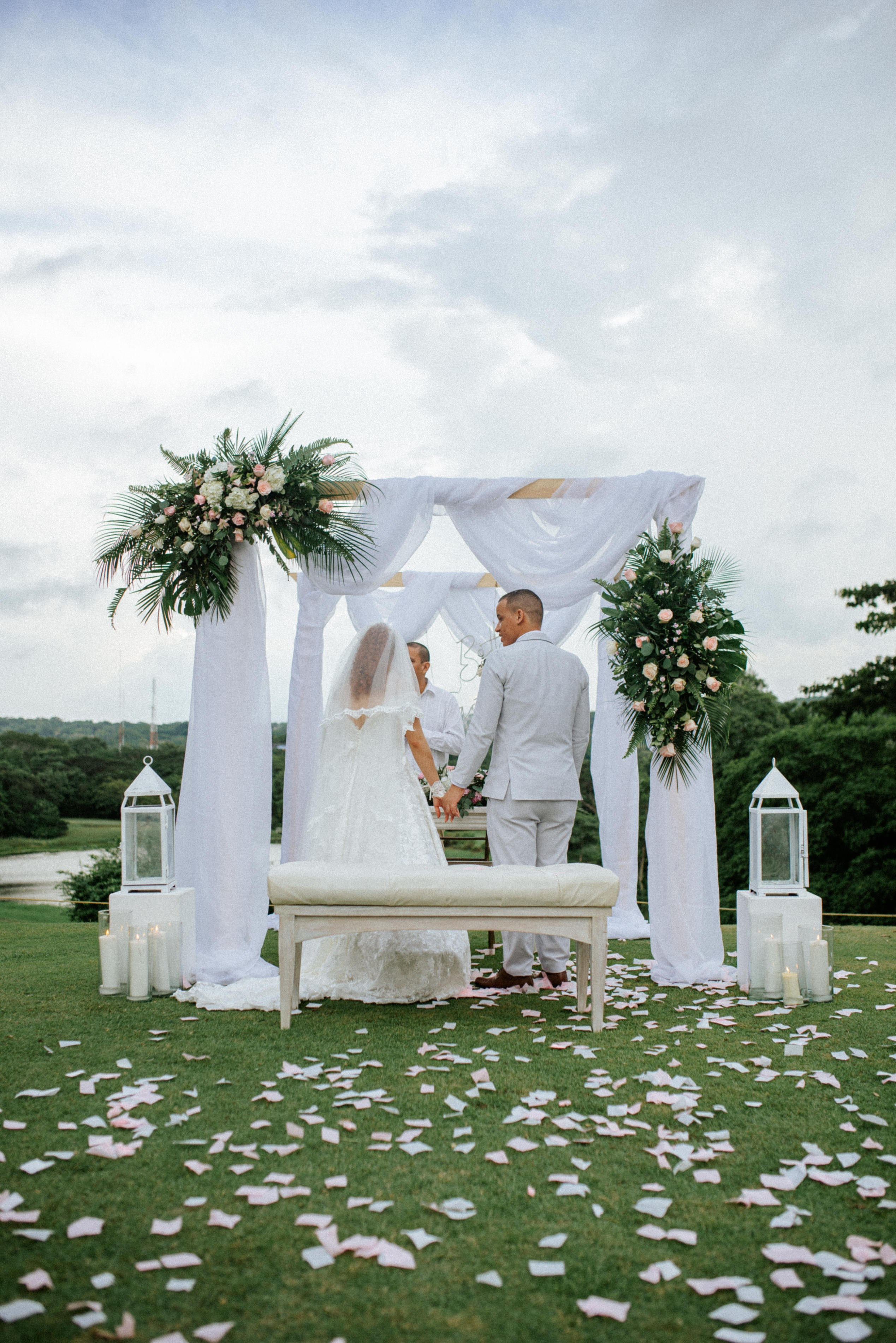 Outdoor wedding setup – “Beautiful outdoor wedding ceremony setup with flowers and elegant decorations, Cartagena wedding photoshoot
