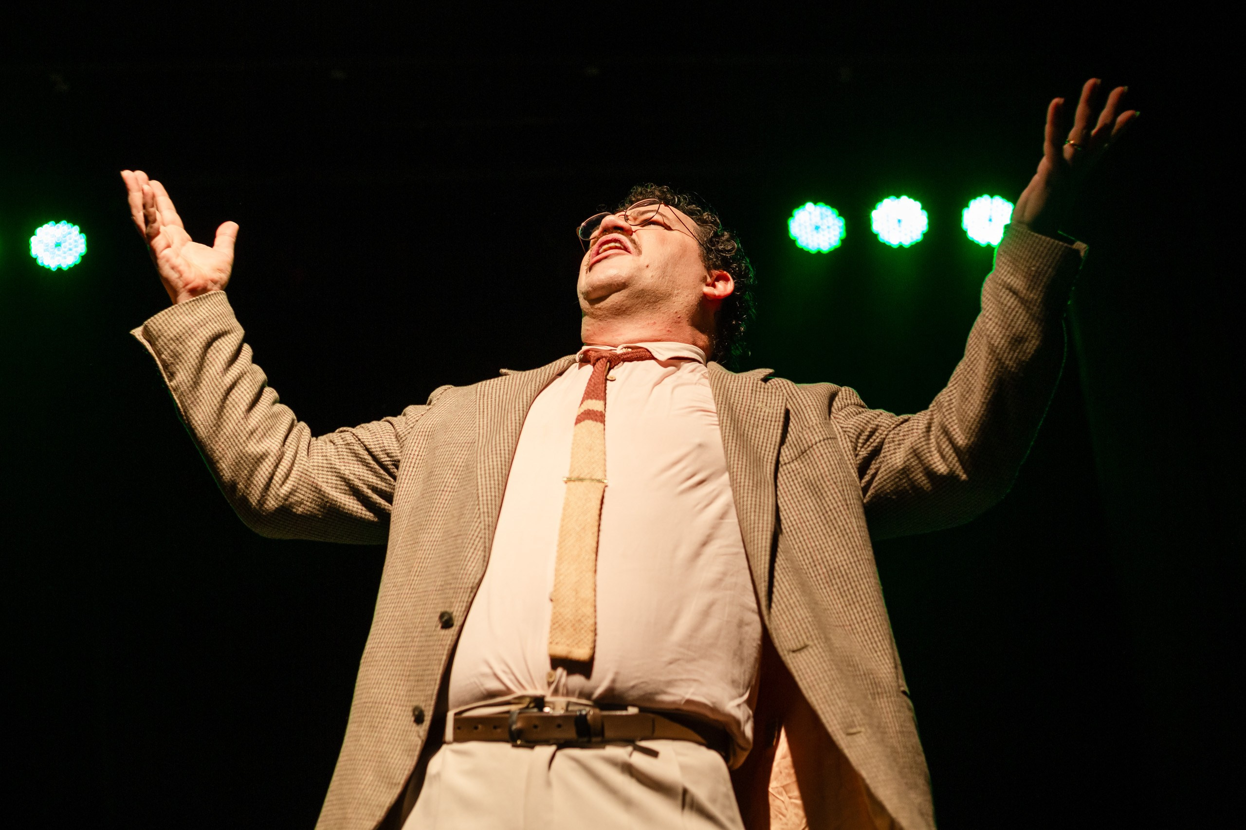 Fotografia de espetáculo teatral O Alienista do grupo de teatro Anchieta Arte Cênica