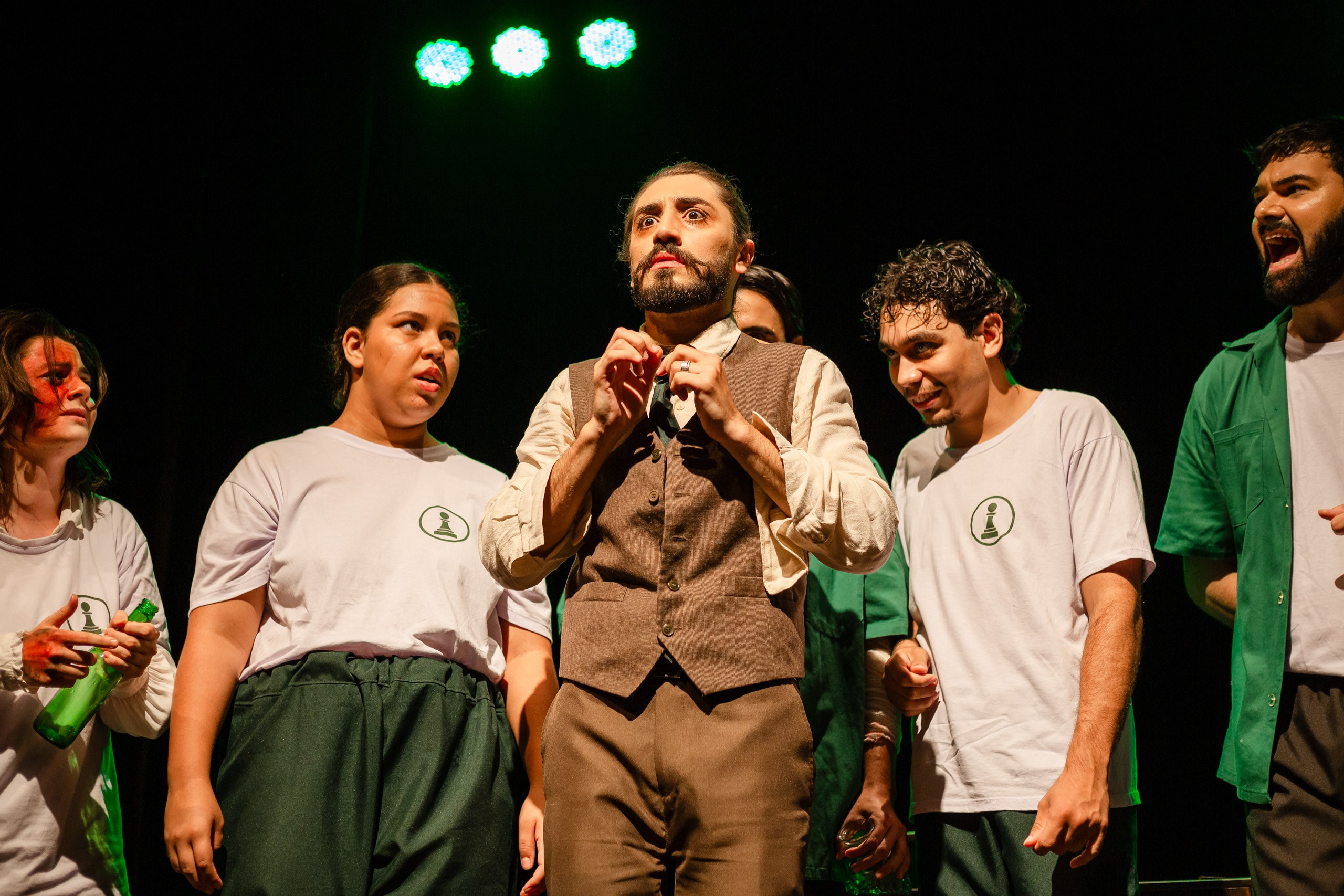 Fotografia de espetáculo teatral O Alienista do grupo de teatro Anchieta Arte Cênica